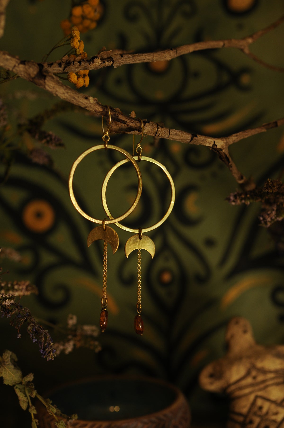 Petites boucles créoles avec croissant de lune et perle de grenat