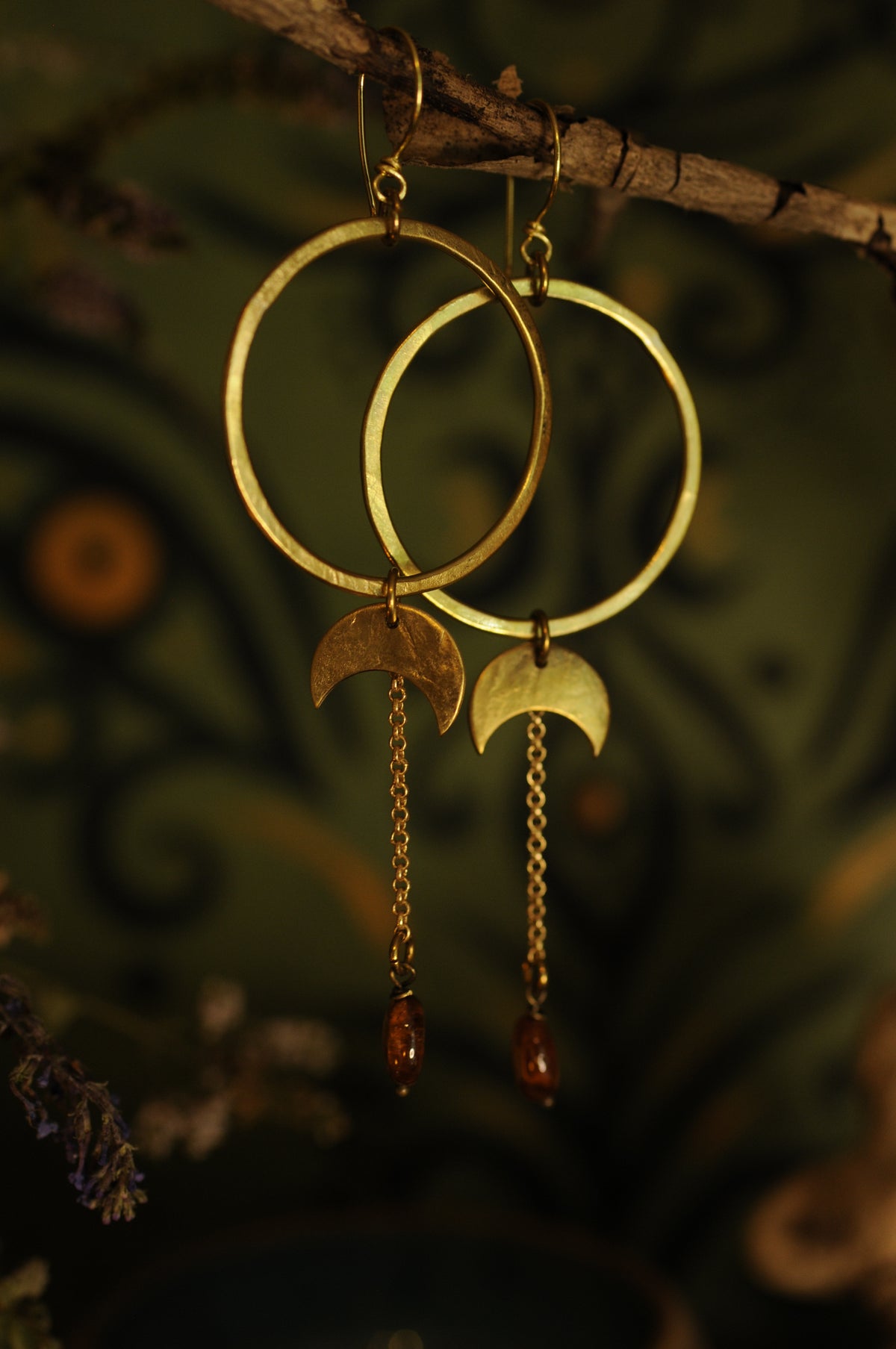 Petites boucles créoles avec croissant de lune et perle de grenat
