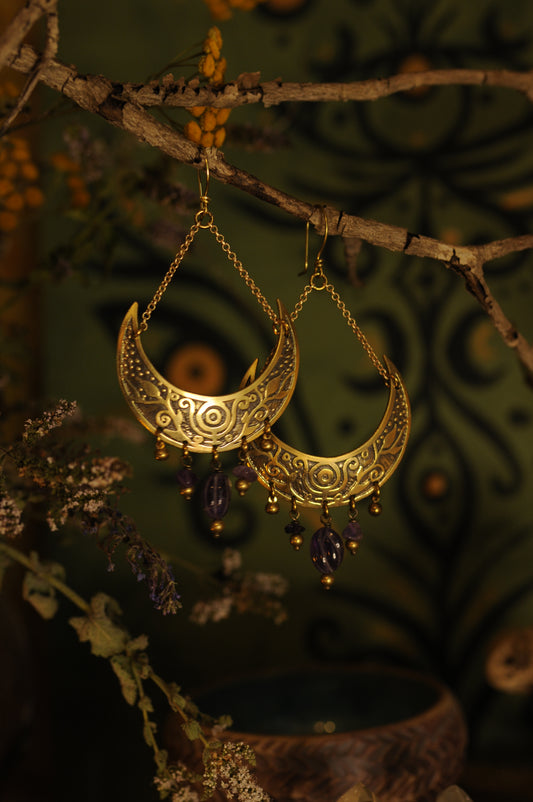 Grandes boucles d'oreilles Lune berceau en laiton gravé et perles d'améthystes