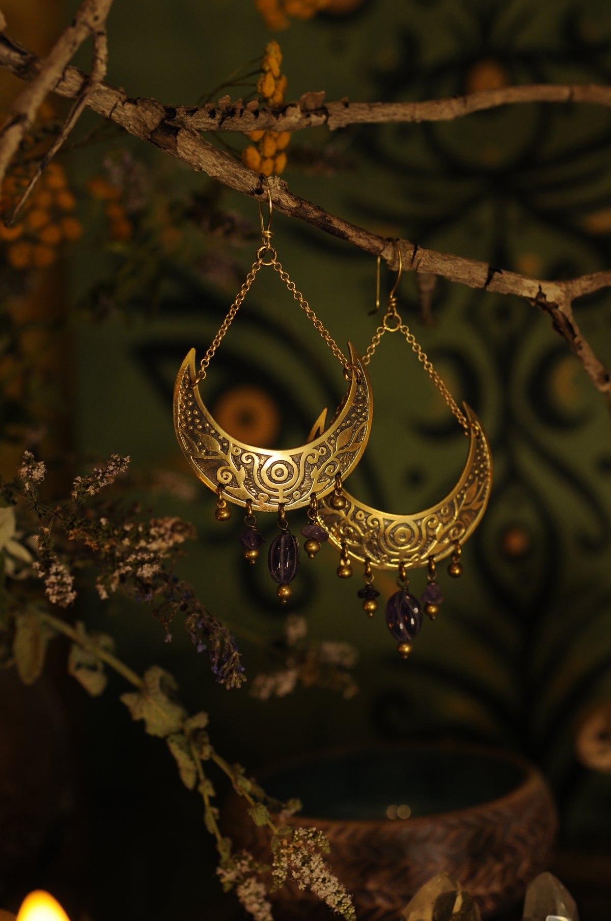 Grandes boucles d'oreilles Lune berceau en laiton gravé et perles d'améthystes