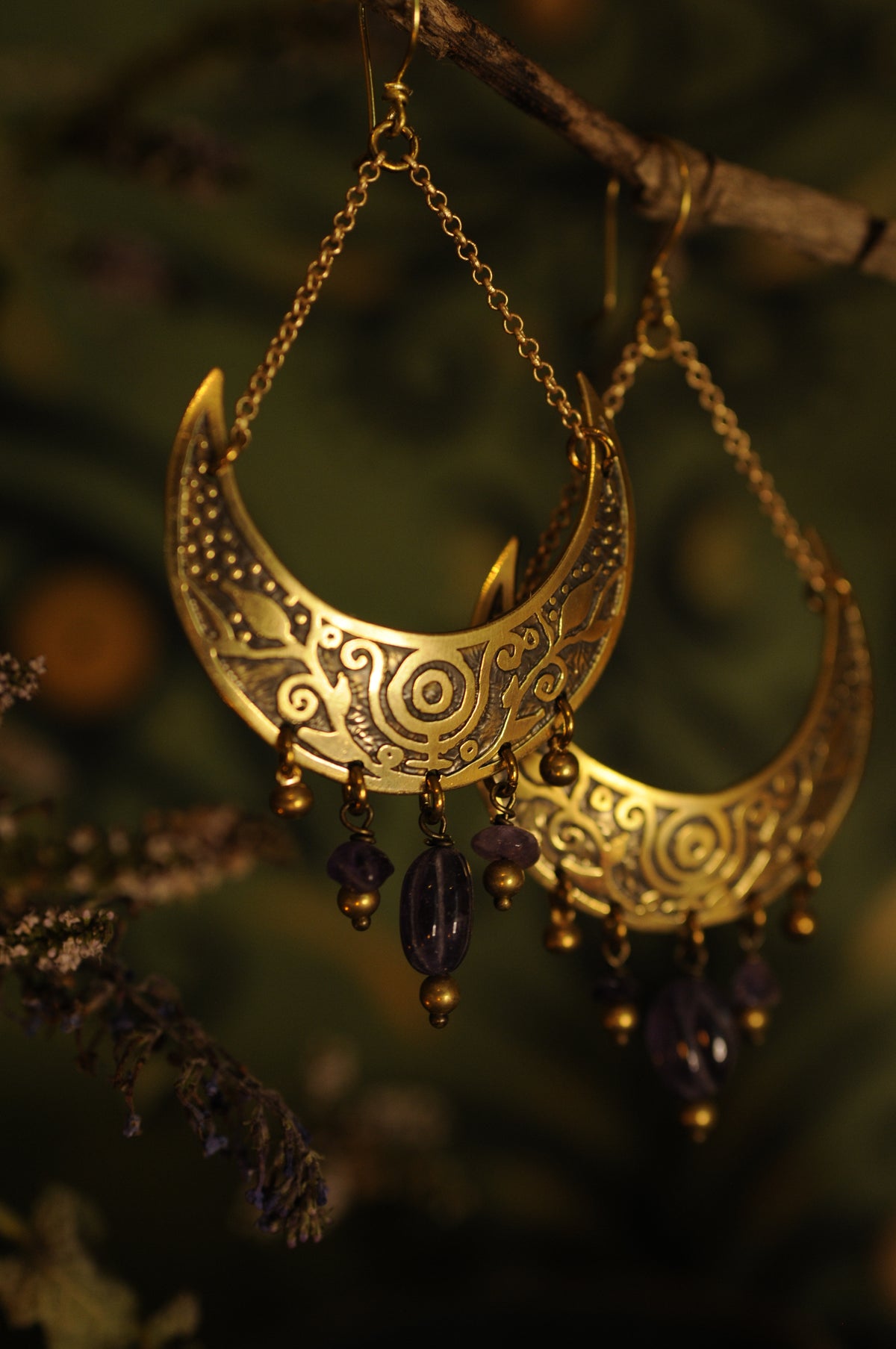 Grandes boucles d'oreilles Lune berceau en laiton gravé et perles d'améthystes