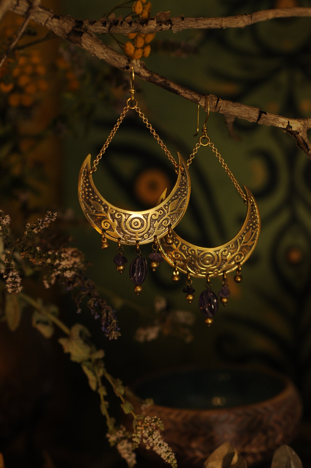 Grandes boucles d'oreilles Lune berceau en laiton gravé et perles d'améthystes