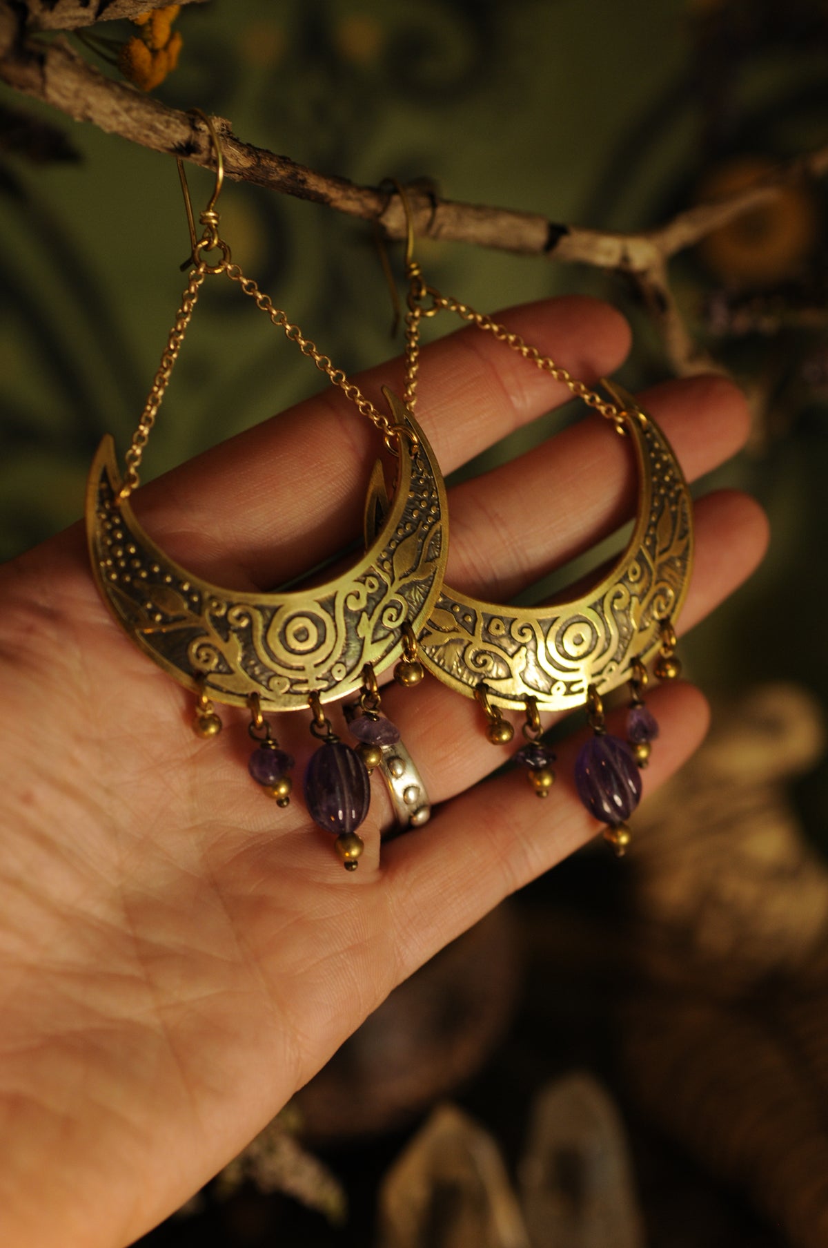 Grandes boucles d'oreilles Lune berceau en laiton gravé et perles d'améthystes