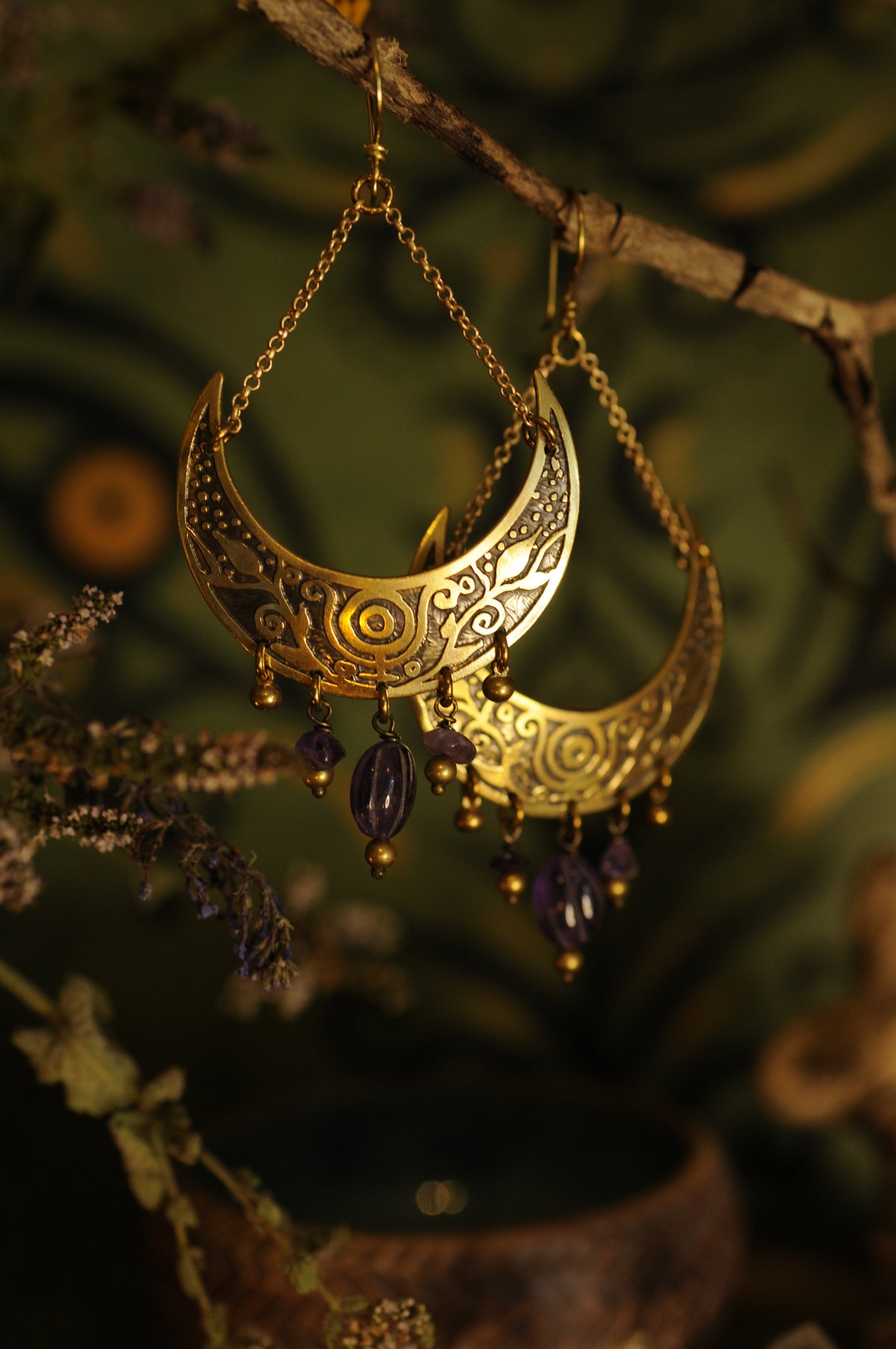Grandes boucles d'oreilles Lune berceau en laiton gravé et perles d'améthystes