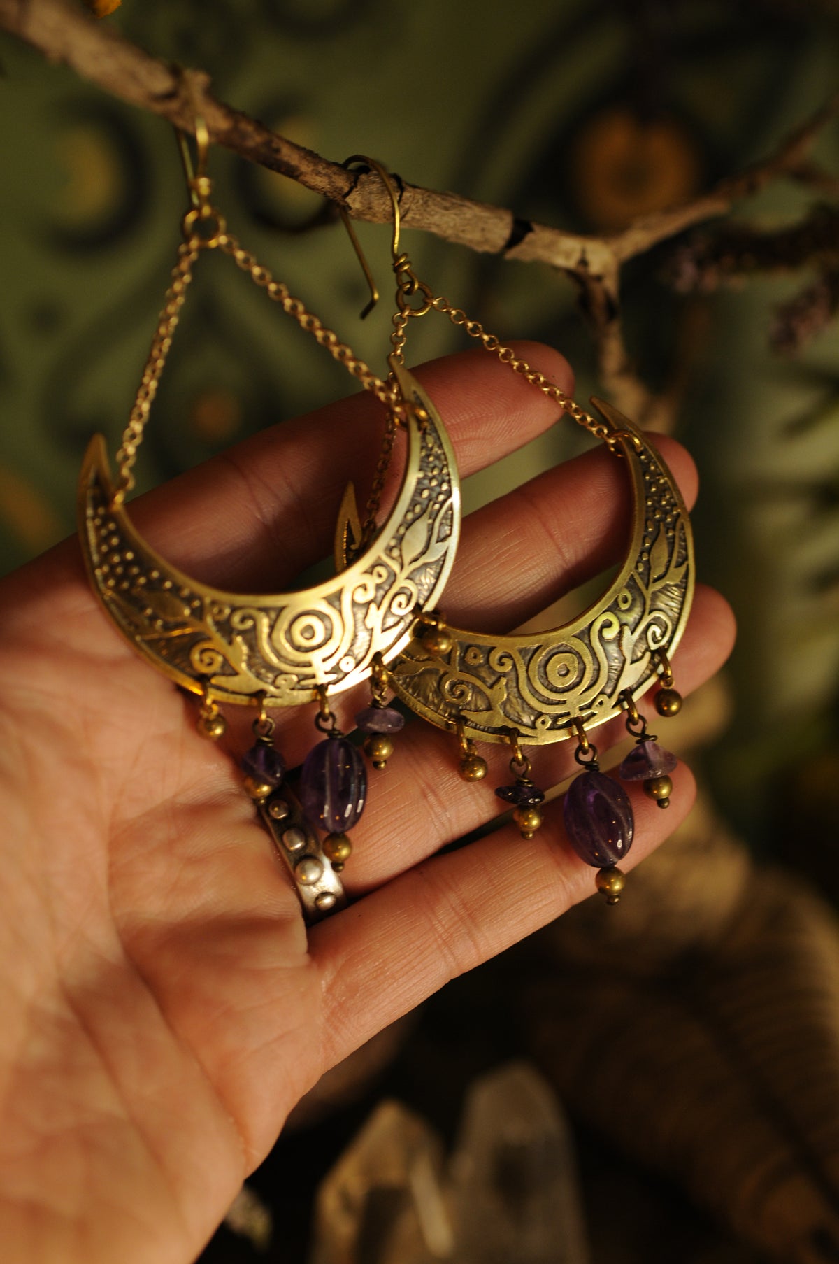 Grandes boucles d'oreilles Lune berceau en laiton gravé et perles d'améthystes