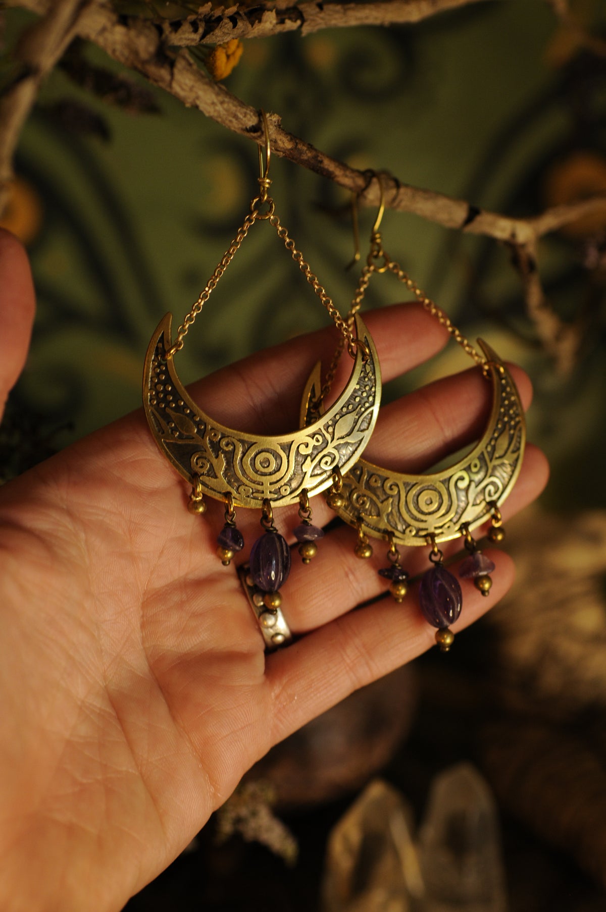 Grandes boucles d'oreilles Lune berceau en laiton gravé et perles d'améthystes