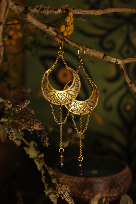 Longues boucles d'oreilles lune berceau avec grenat