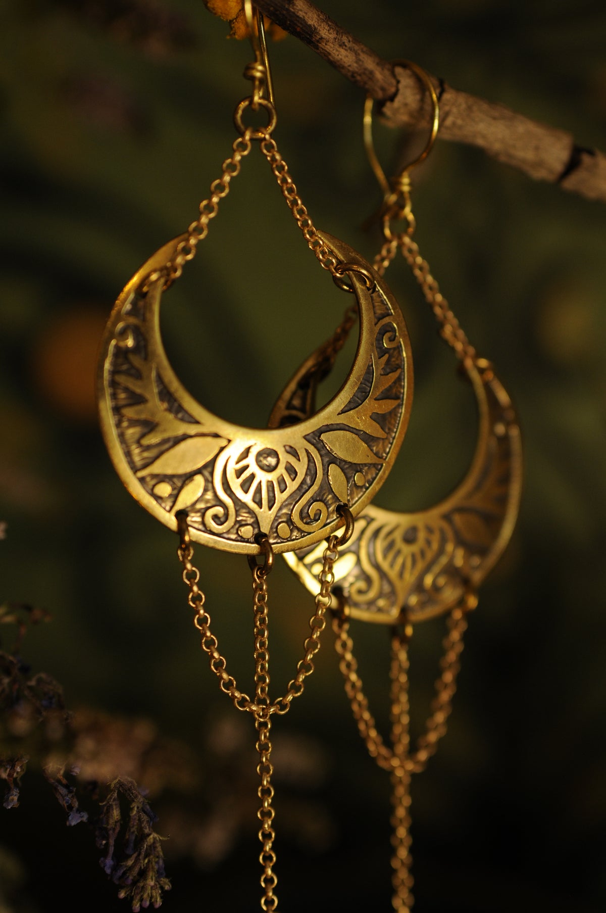 Longues boucles d'oreilles lune berceau avec grenat