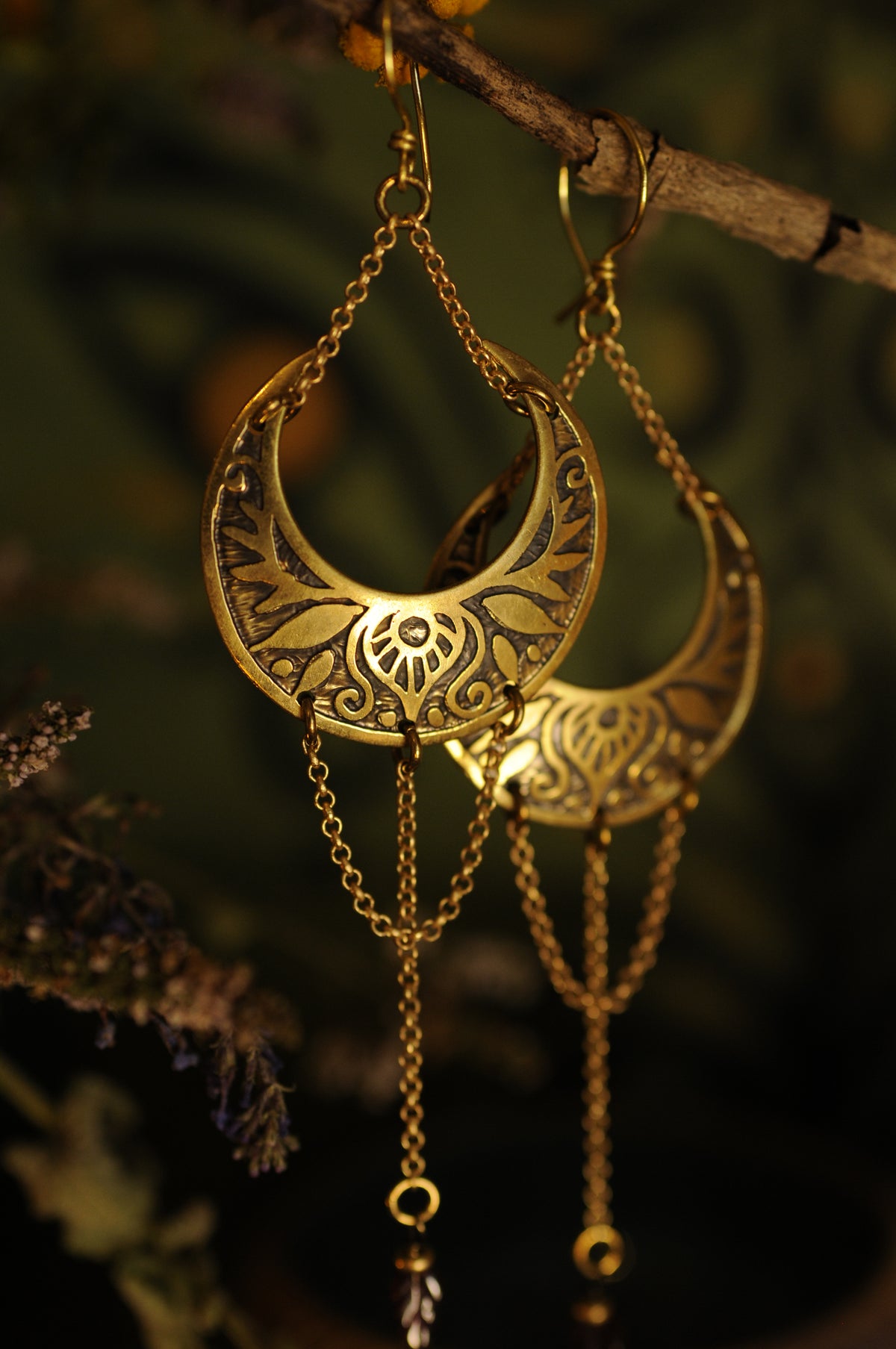 Longues boucles d'oreilles lune berceau avec grenat