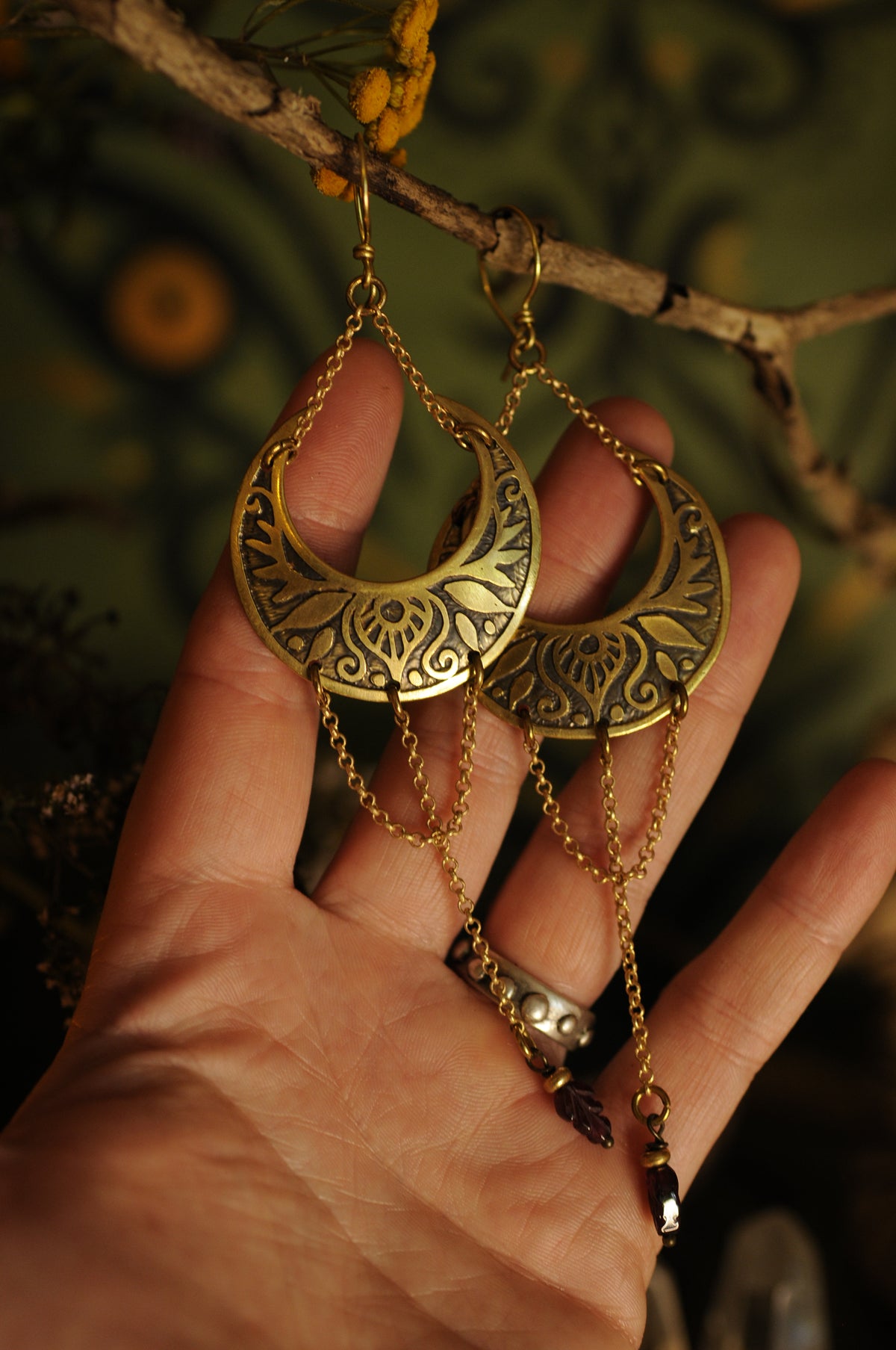 Longues boucles d'oreilles lune berceau avec grenat