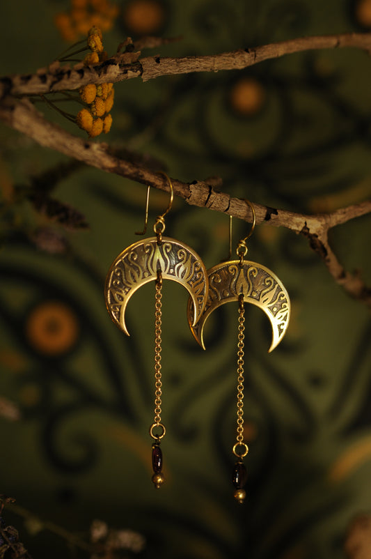 Petites boucles d'oreilles croissant de lune ancien , laiton gravé et perle de grenat