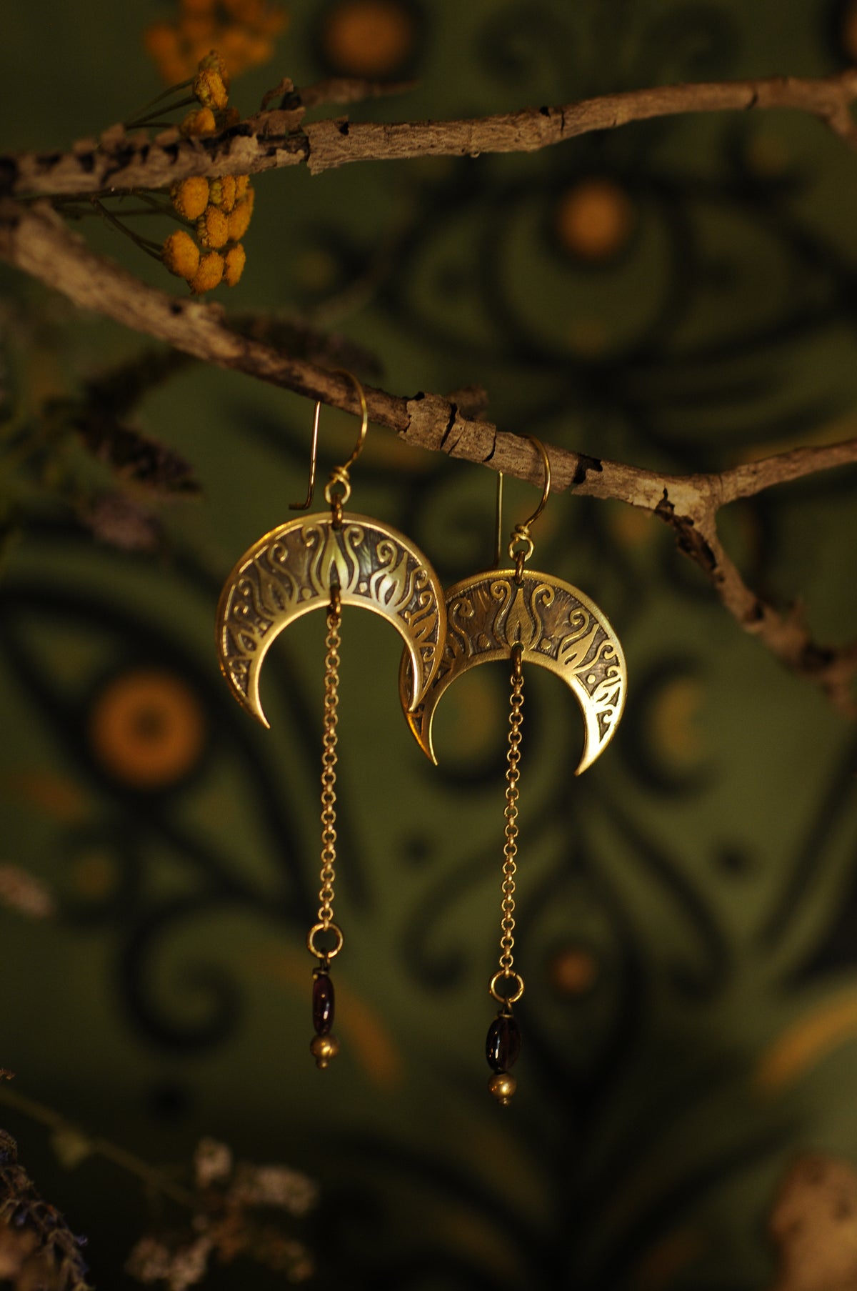 Petites boucles d'oreilles croissant de lune ancien , laiton gravé et perle de grenat
