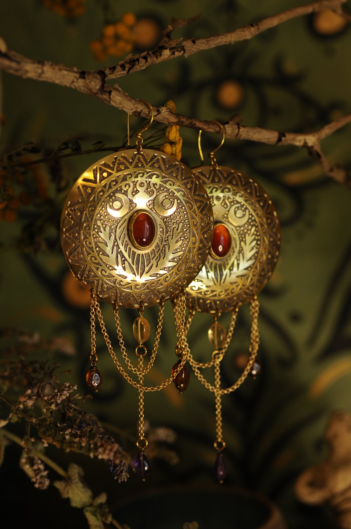 Grandes paires de boucles d'oreilles Bouclier en laiton gravé Cornaline