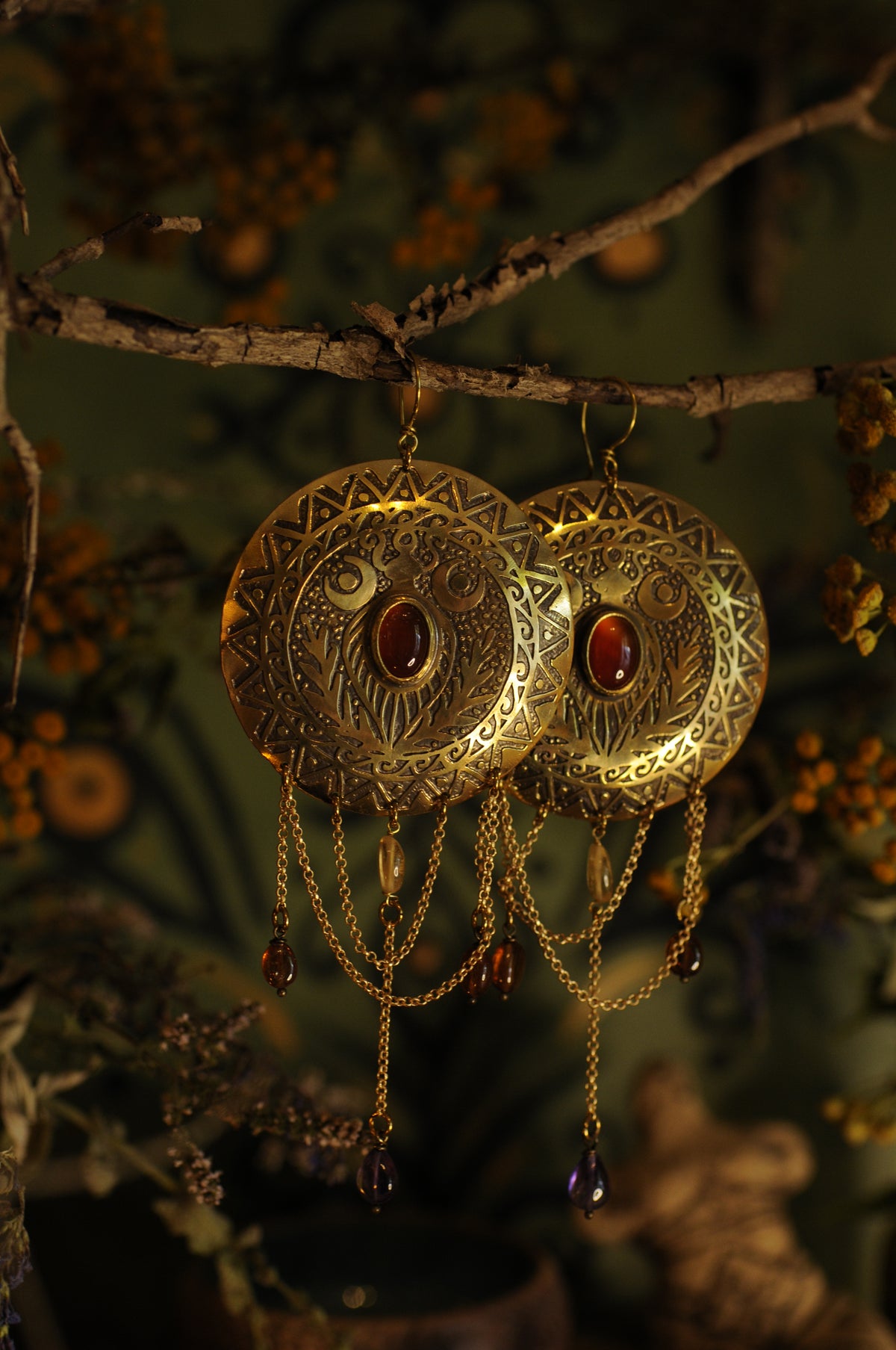 Grandes paires de boucles d'oreilles Bouclier en laiton gravé Cornaline