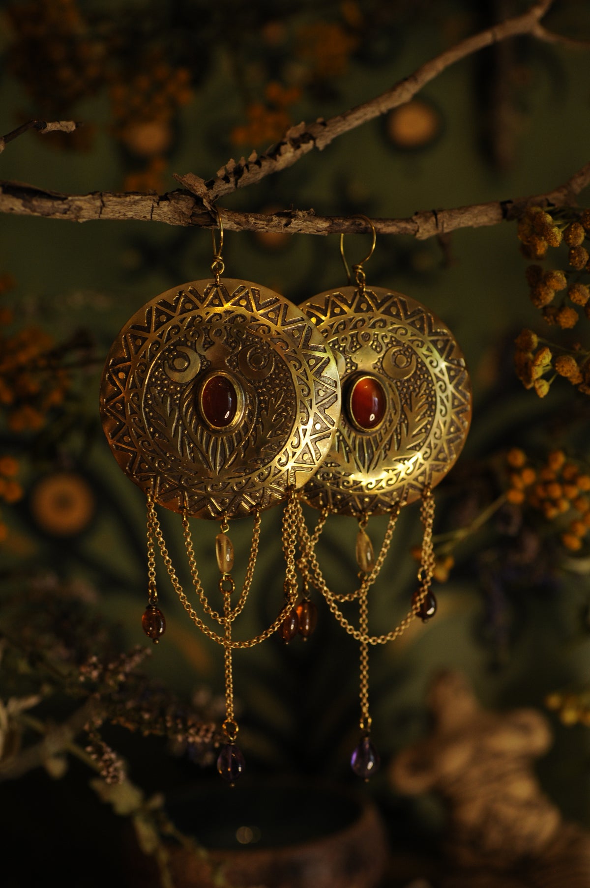 Grandes paires de boucles d'oreilles Bouclier en laiton gravé Cornaline