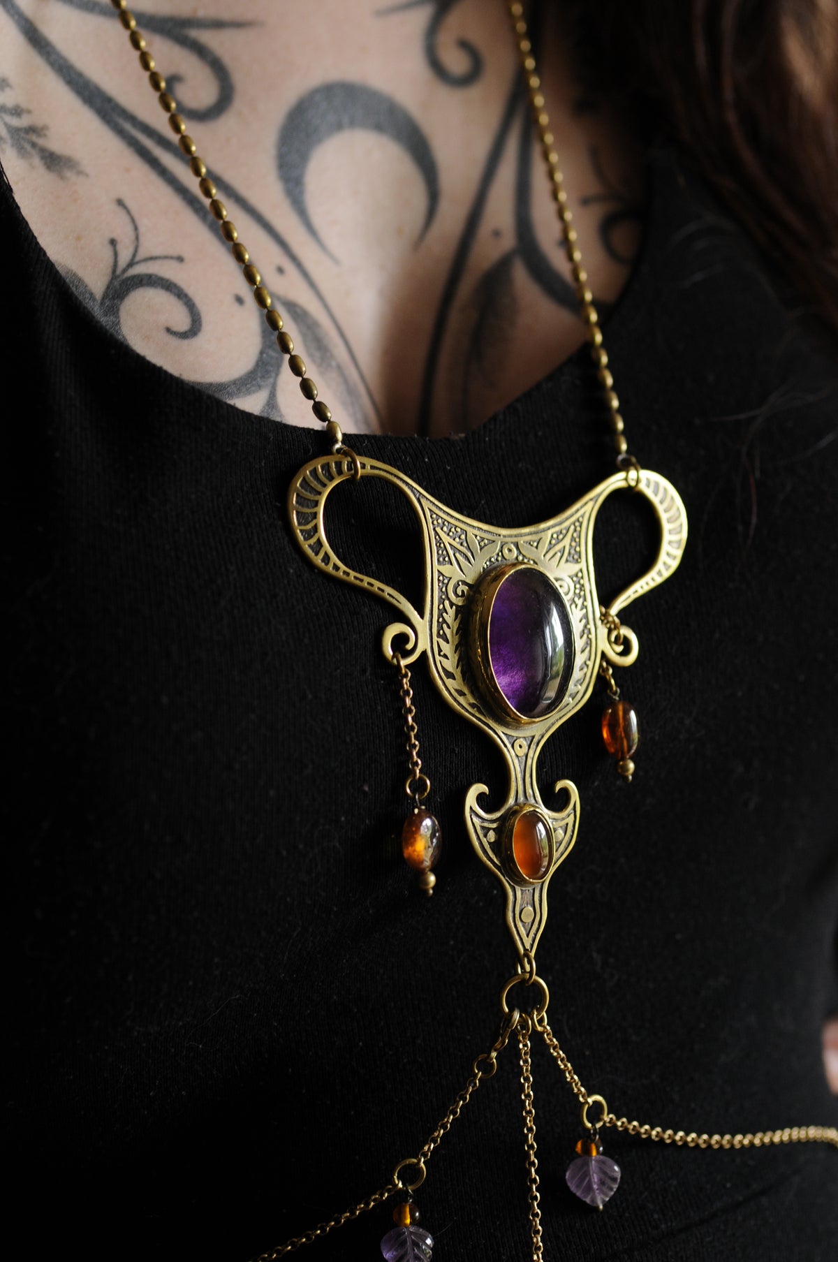 Bijou de Corps Utérus sacré, améthyste, agate, grenat et ambre