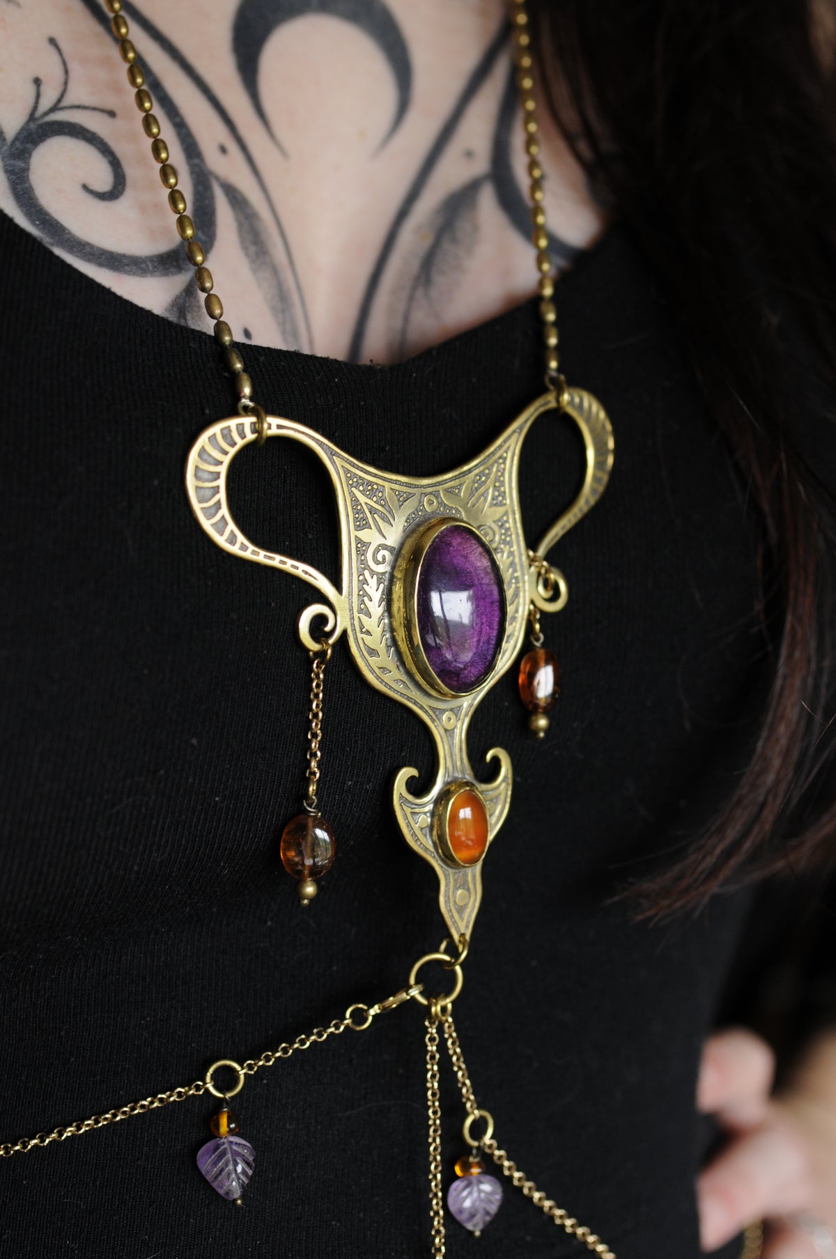 Bijou de Corps Utérus sacré, améthyste, agate, grenat et ambre