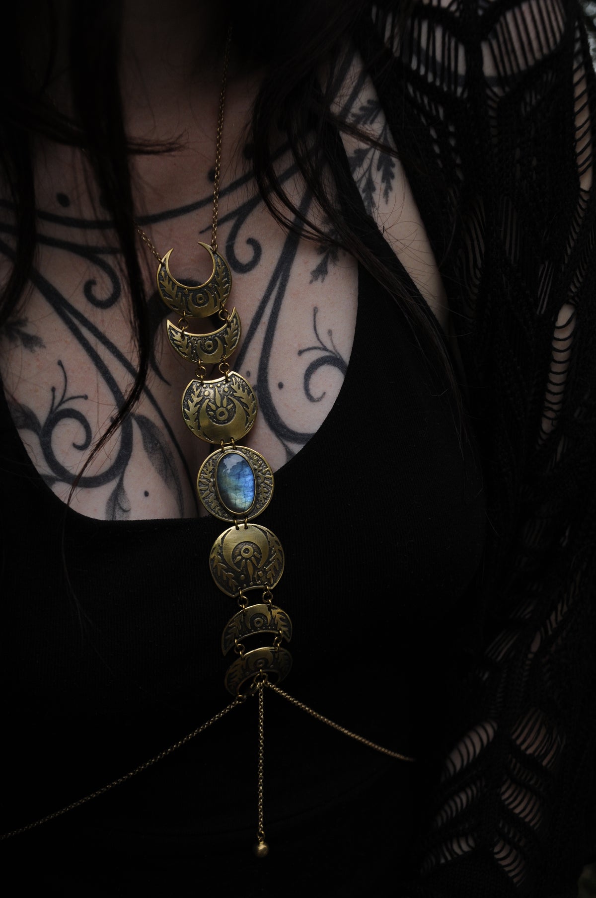 Grand bijou de corps Cycle lunaire en laiton gravé avec labradorite