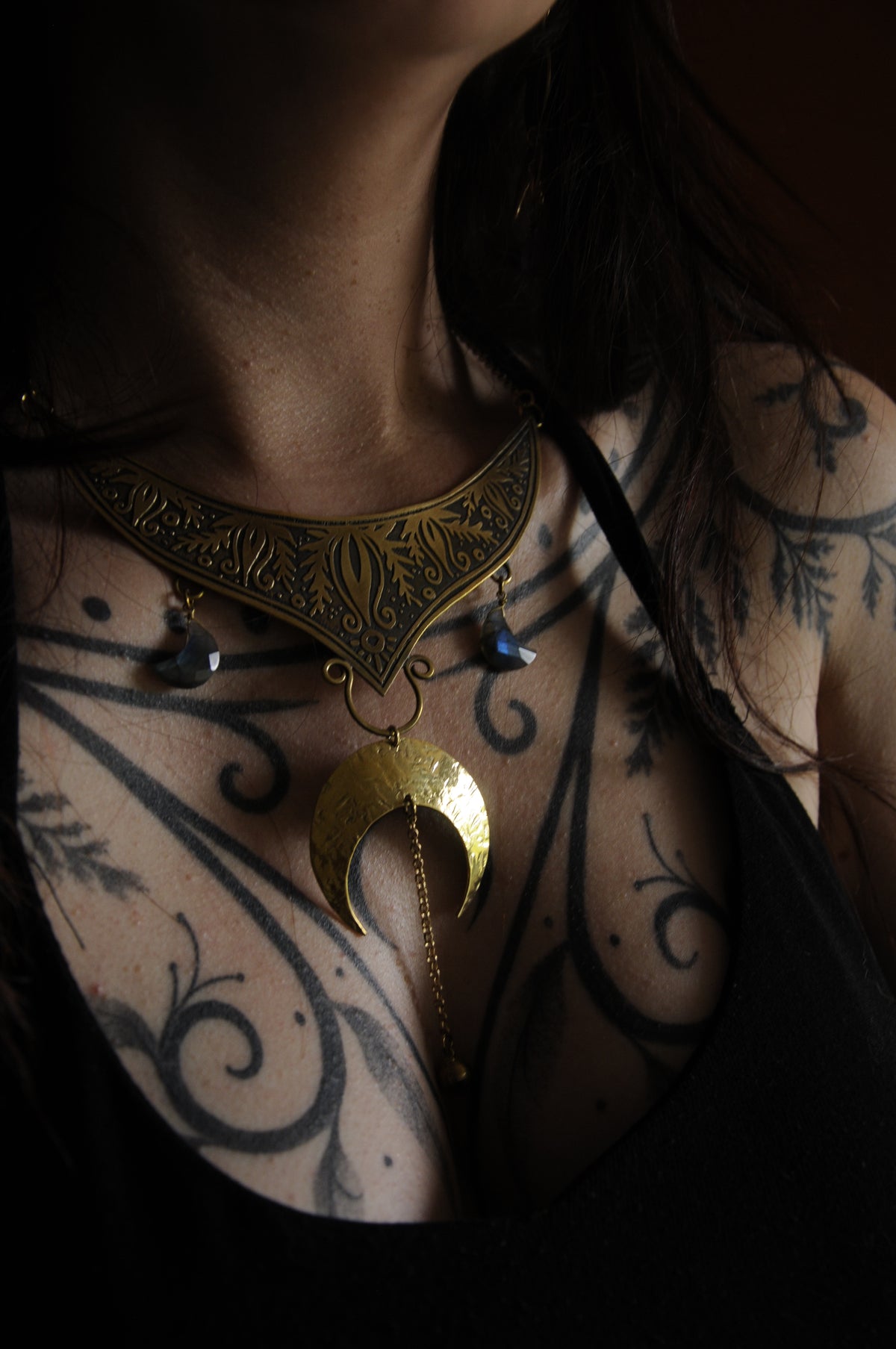 Collier plastron en laiton gravé avec grande lune en laiton et lune en labradorites