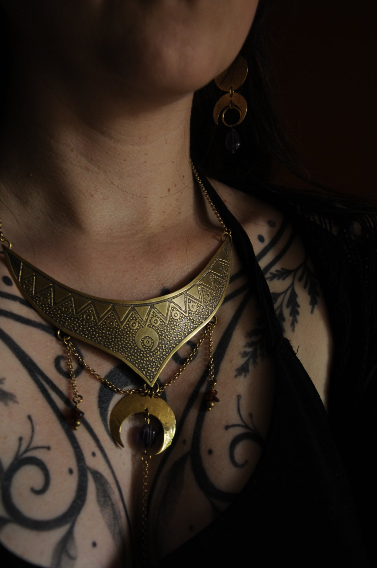 Petit plastron en laiton gravé, lune en laiton , améthyste et grenats