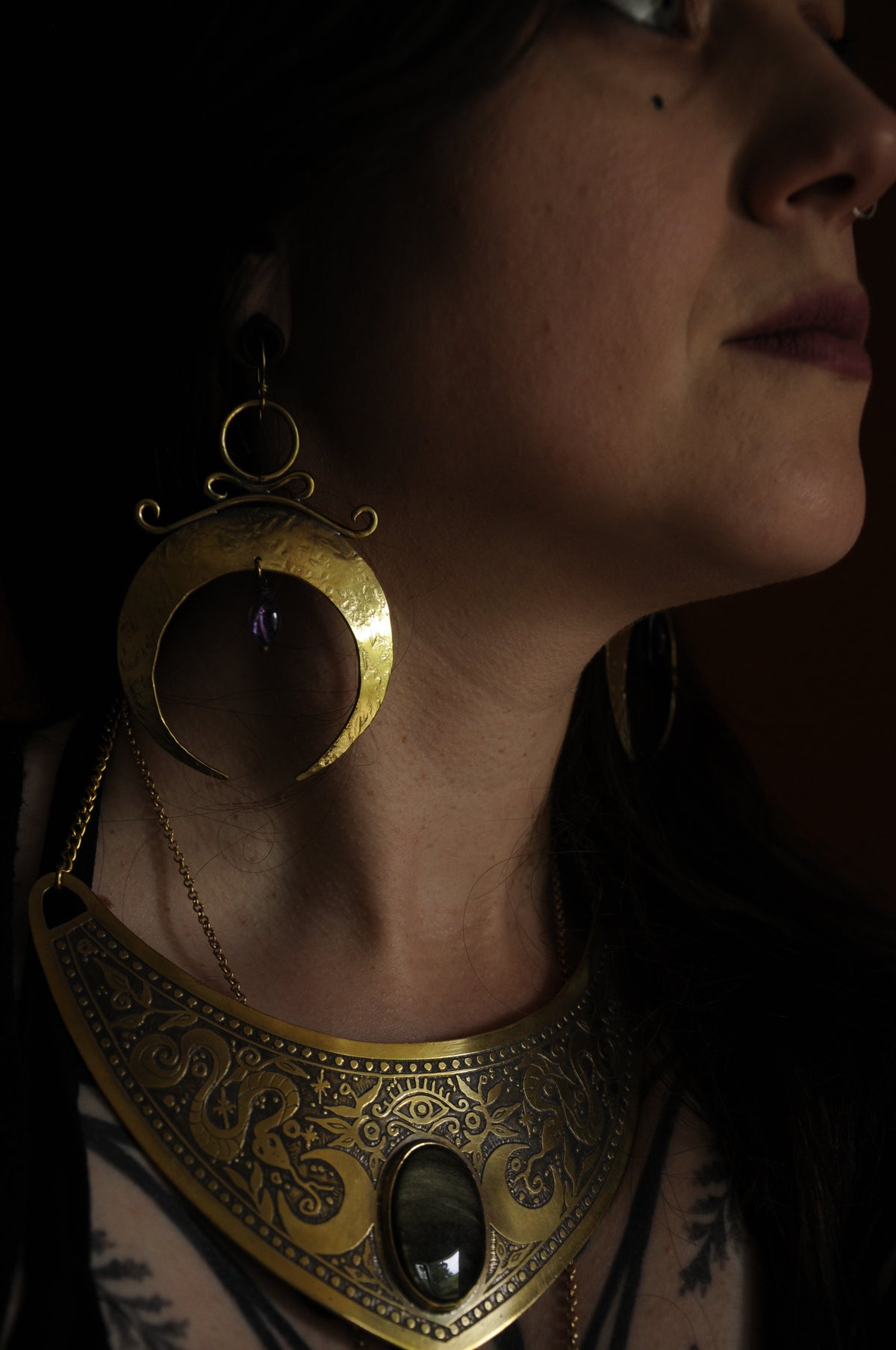 Grande boucles d'oreille Nyx antique en laiton martelé et perle d'améthyste