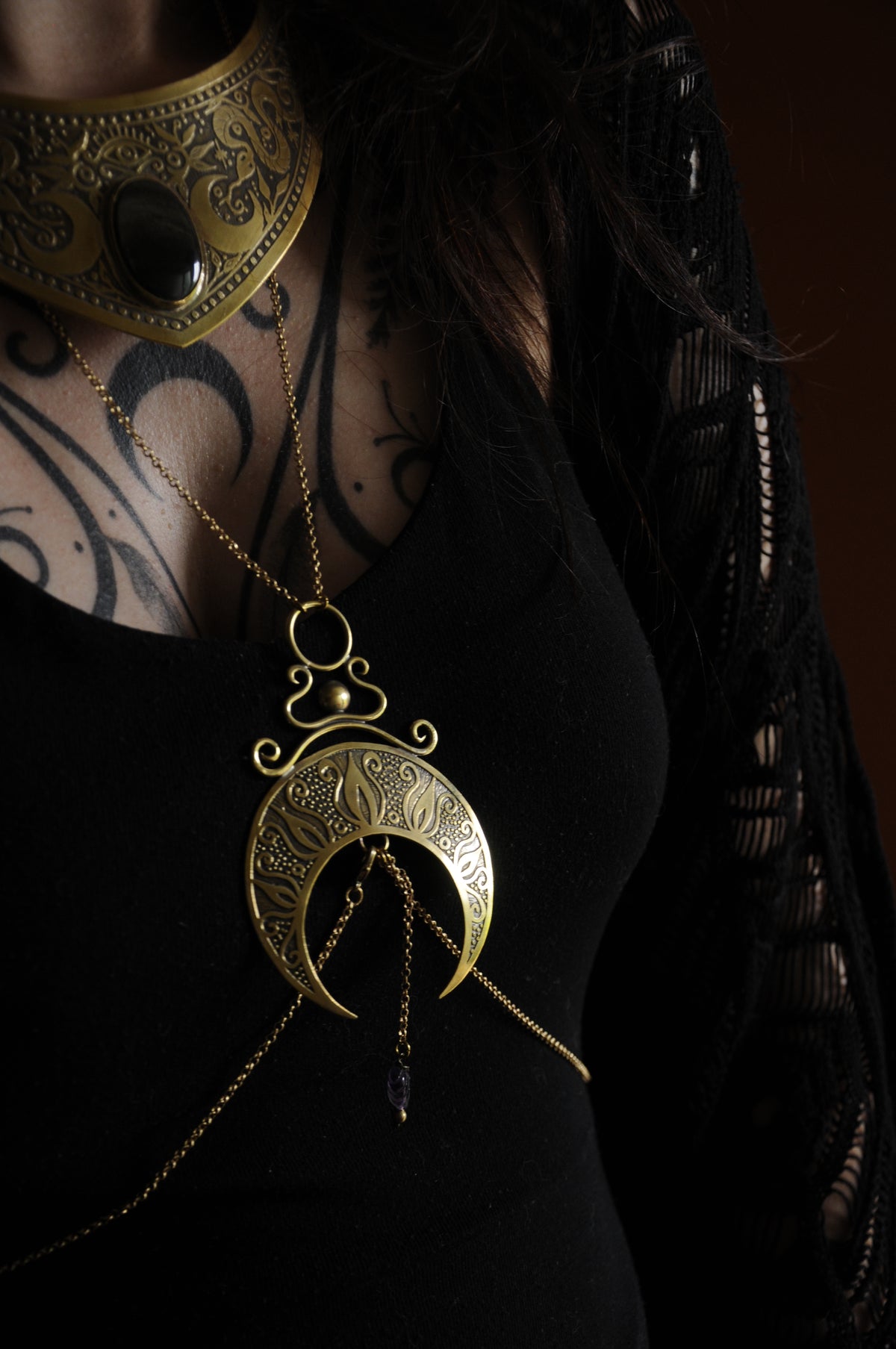 Collier Lune de corps en laiton gravé et perle d'améthyste en forme de feuille