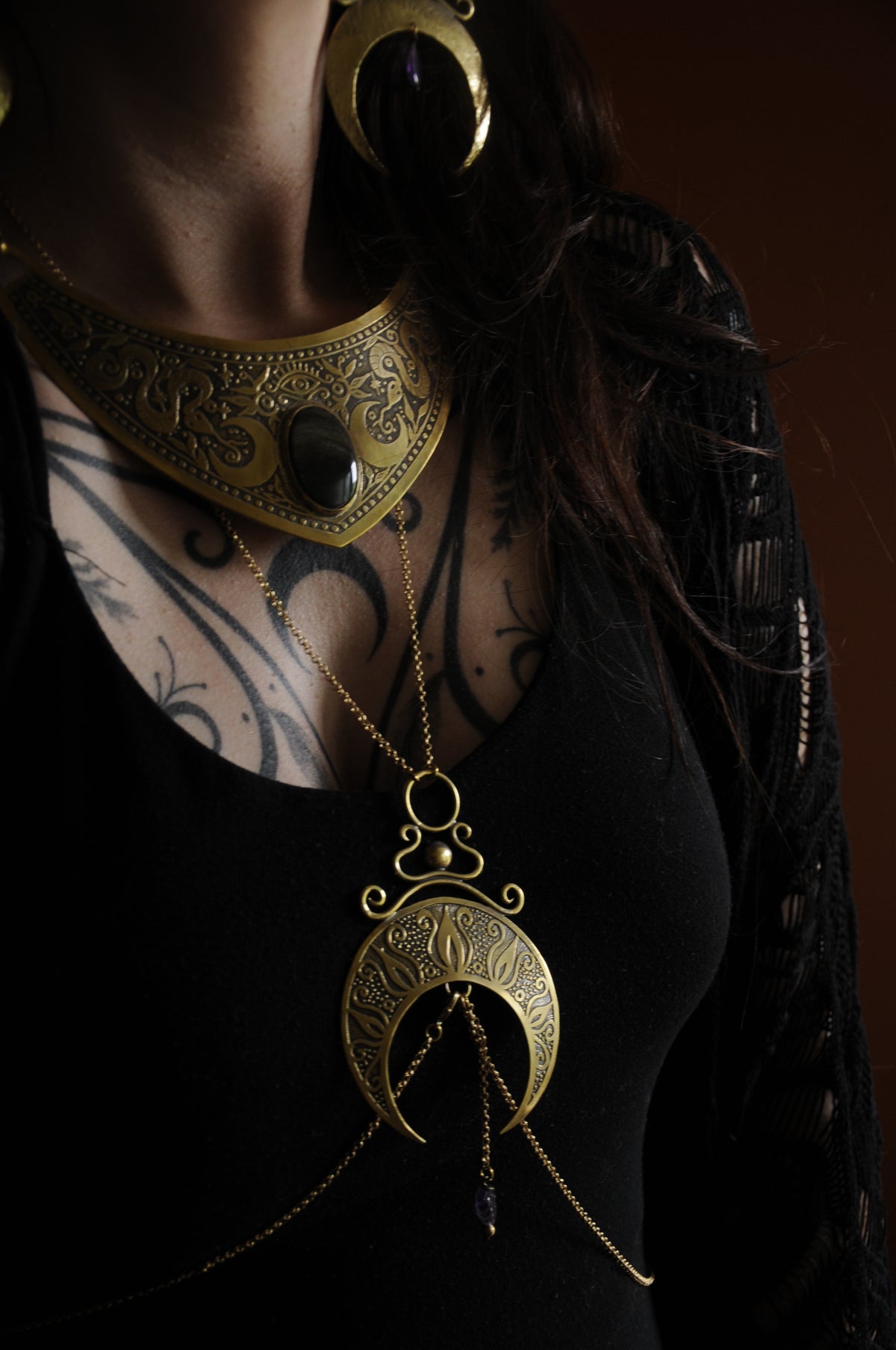 Collier Lune de corps en laiton gravé et perle d'améthyste en forme de feuille