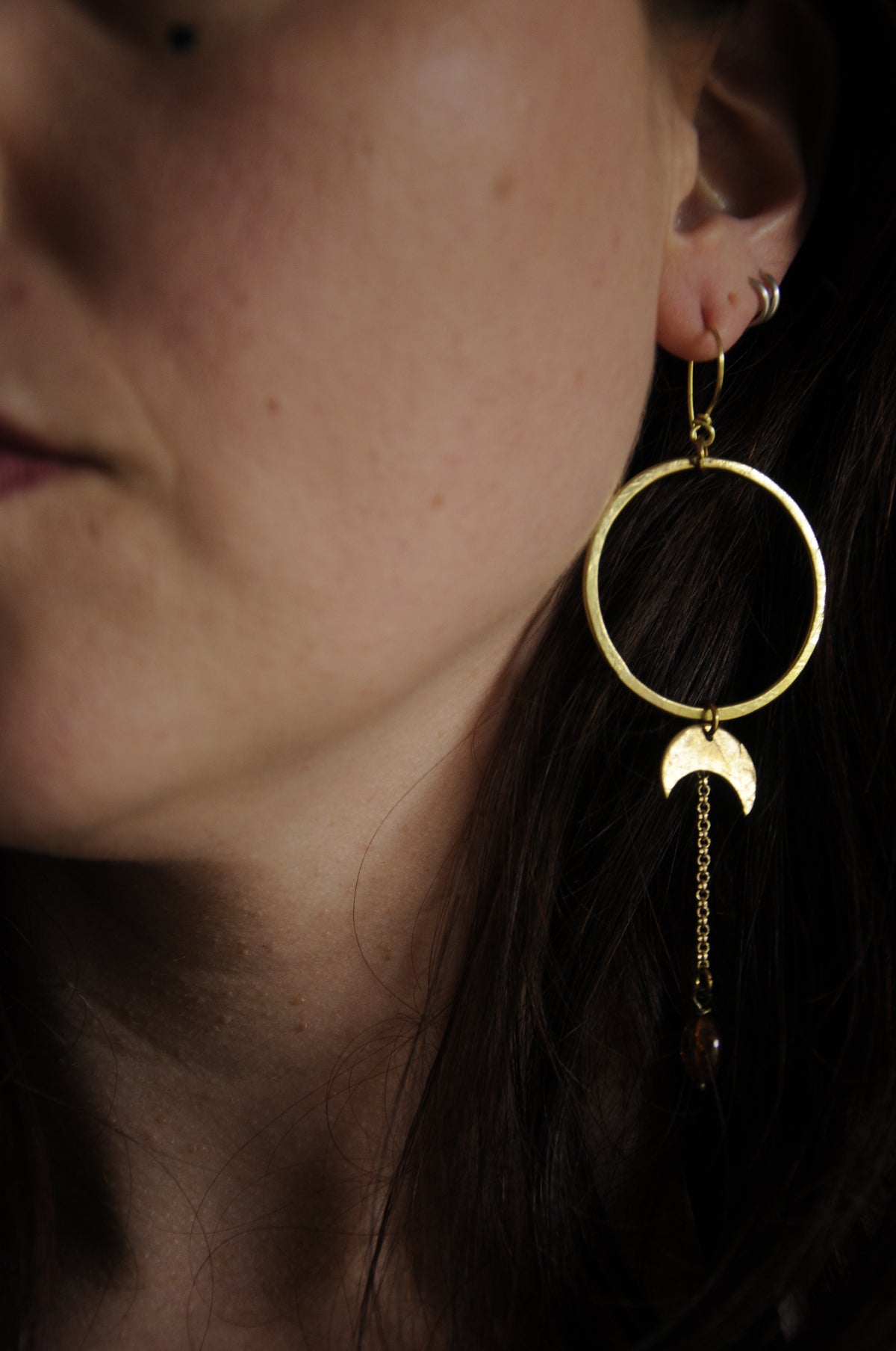 Petites boucles créoles avec croissant de lune et perle de grenat