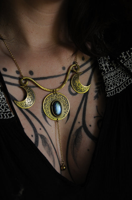 Collier grande Triple Lune gravée avec labradorite
