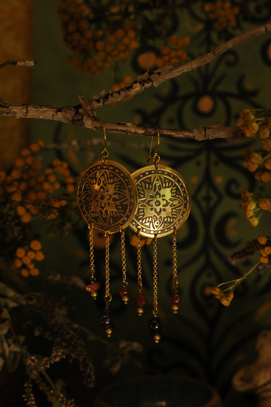 Boucles d'oreilles Mandala antique en laiton gravé, améthystes et cornalines