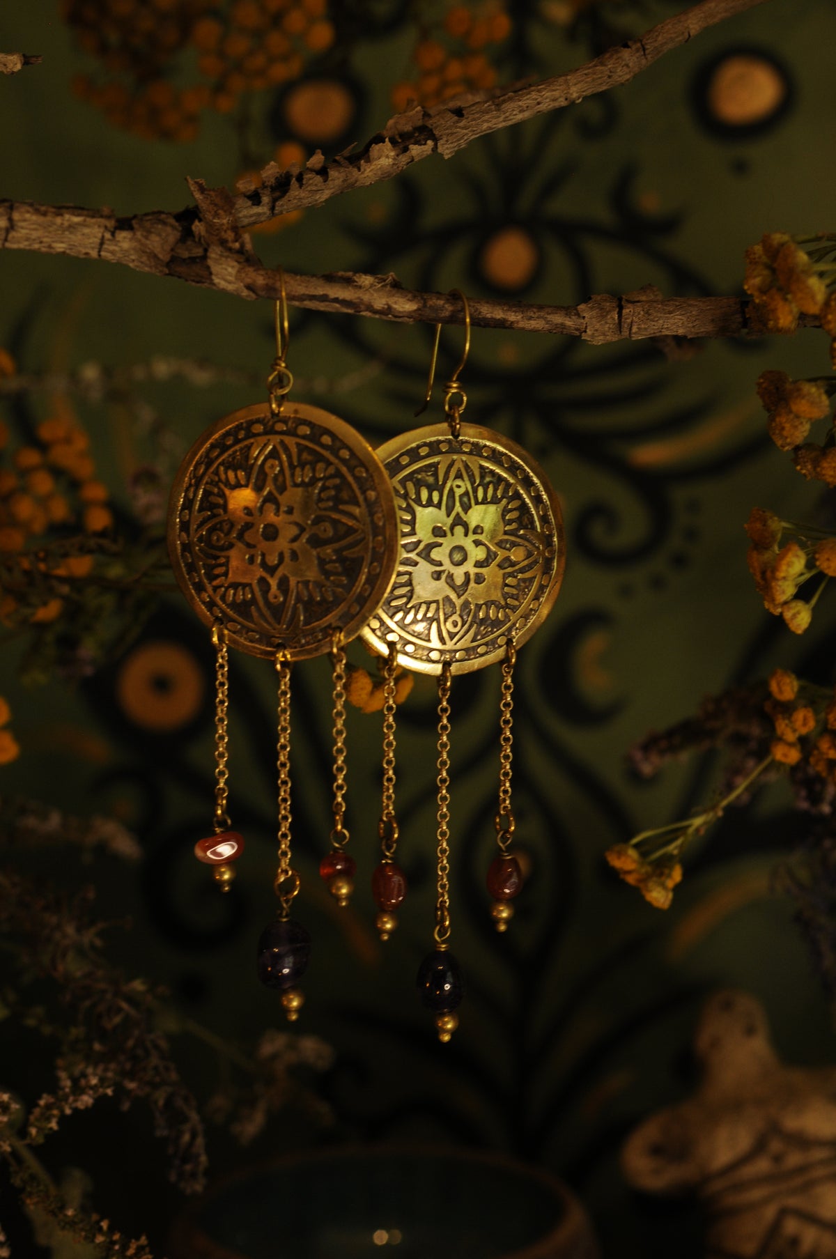 Boucles d'oreilles Mandala antique en laiton gravé, améthystes et cornalines