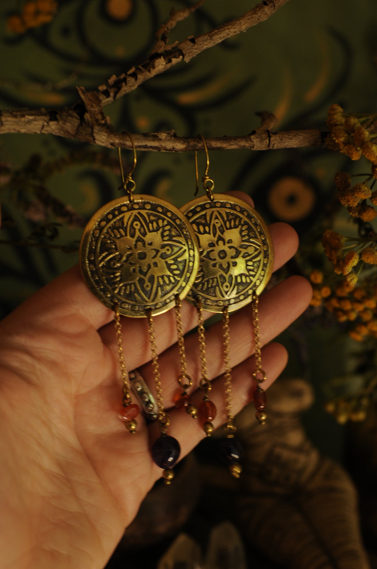 Boucles d'oreilles Mandala antique en laiton gravé, améthystes et cornalines