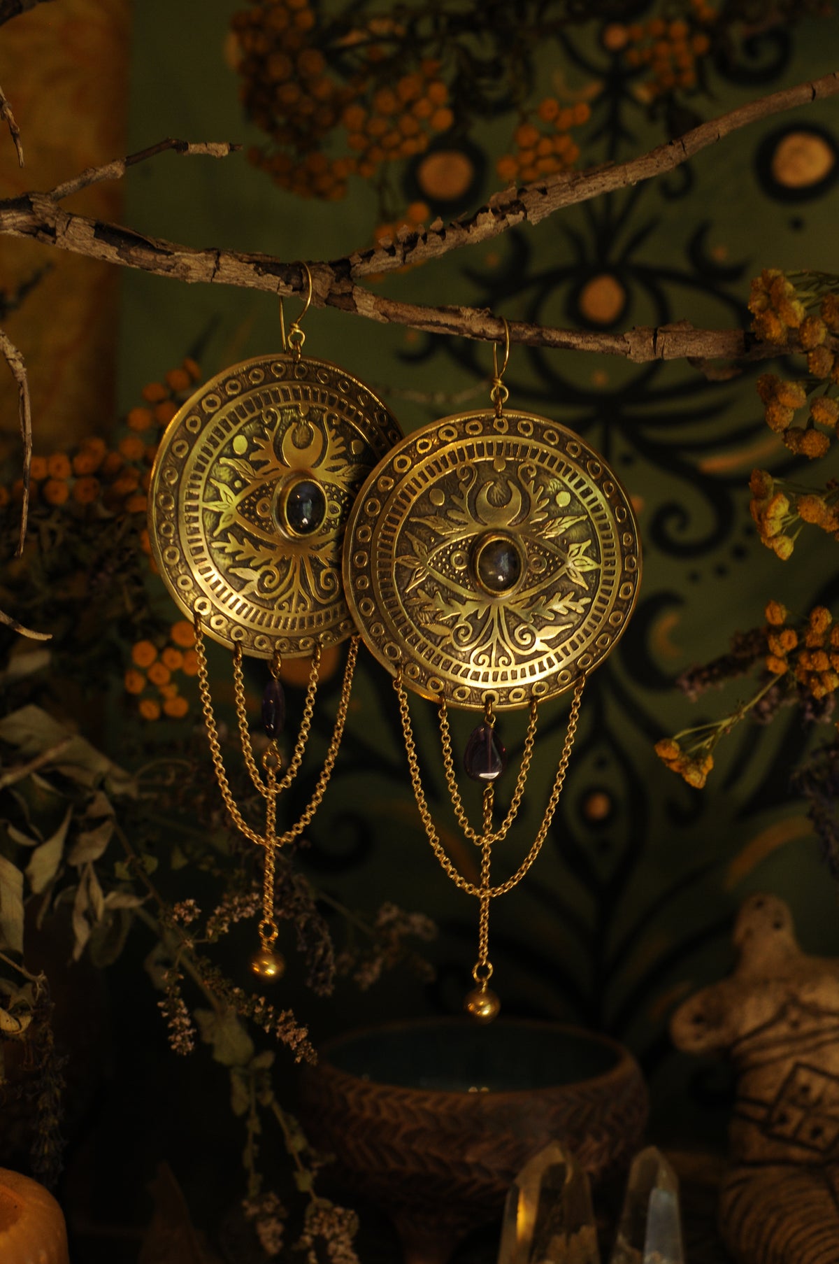 Grandes paires de boucles d'oreilles Bouclier en laiton gravé Cornaline