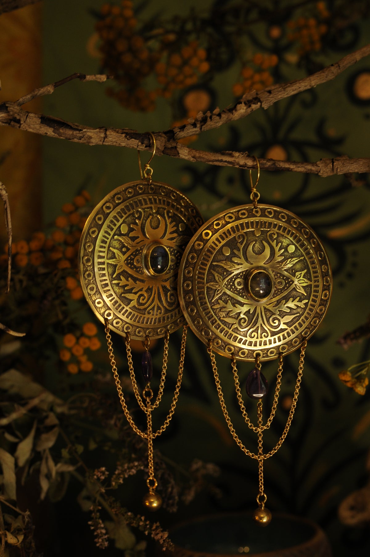 Grandes paires de boucles d'oreilles Bouclier en laiton gravé Cornaline