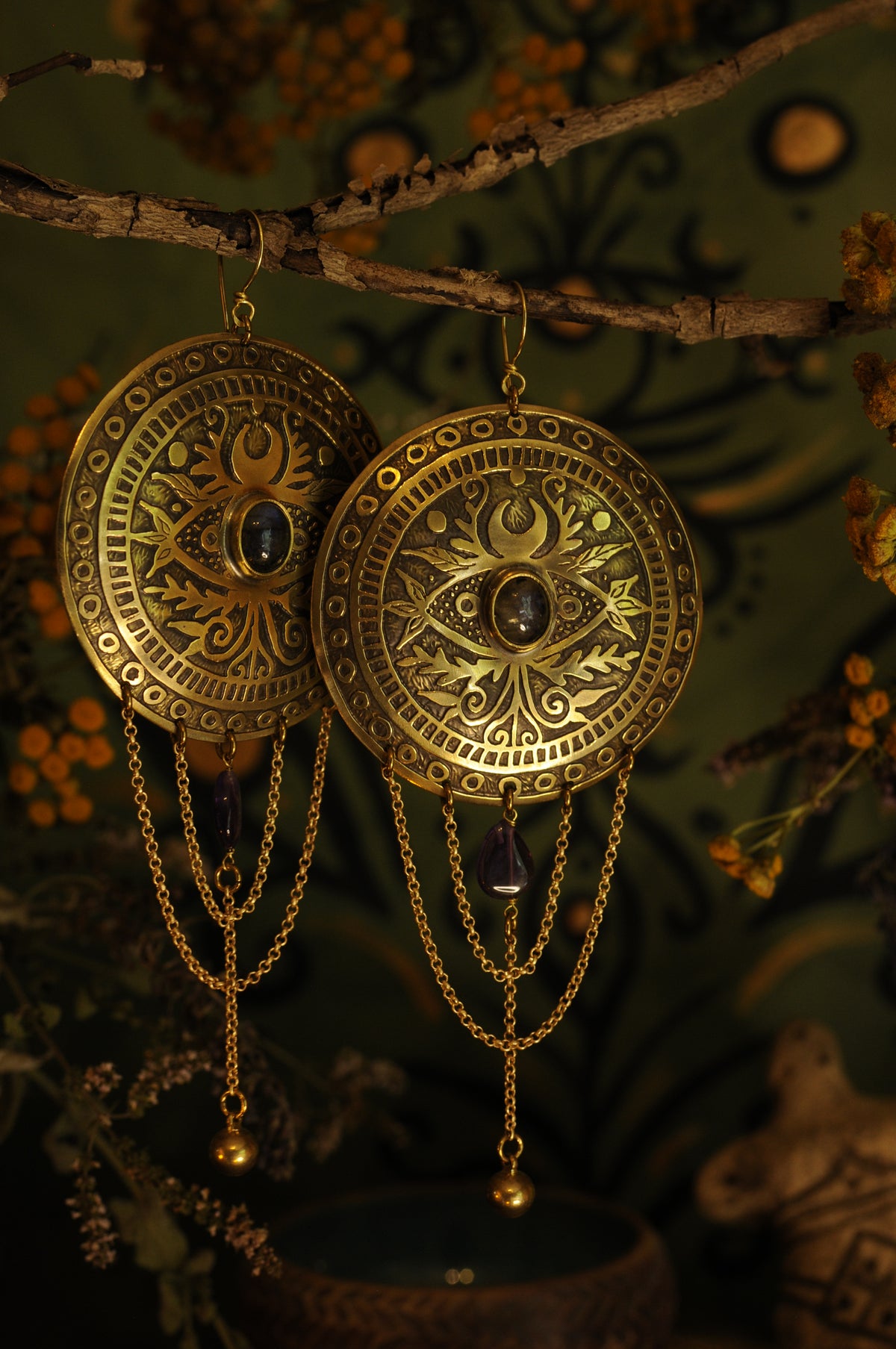 Grandes paires de boucles d'oreilles Bouclier en laiton gravé Cornaline