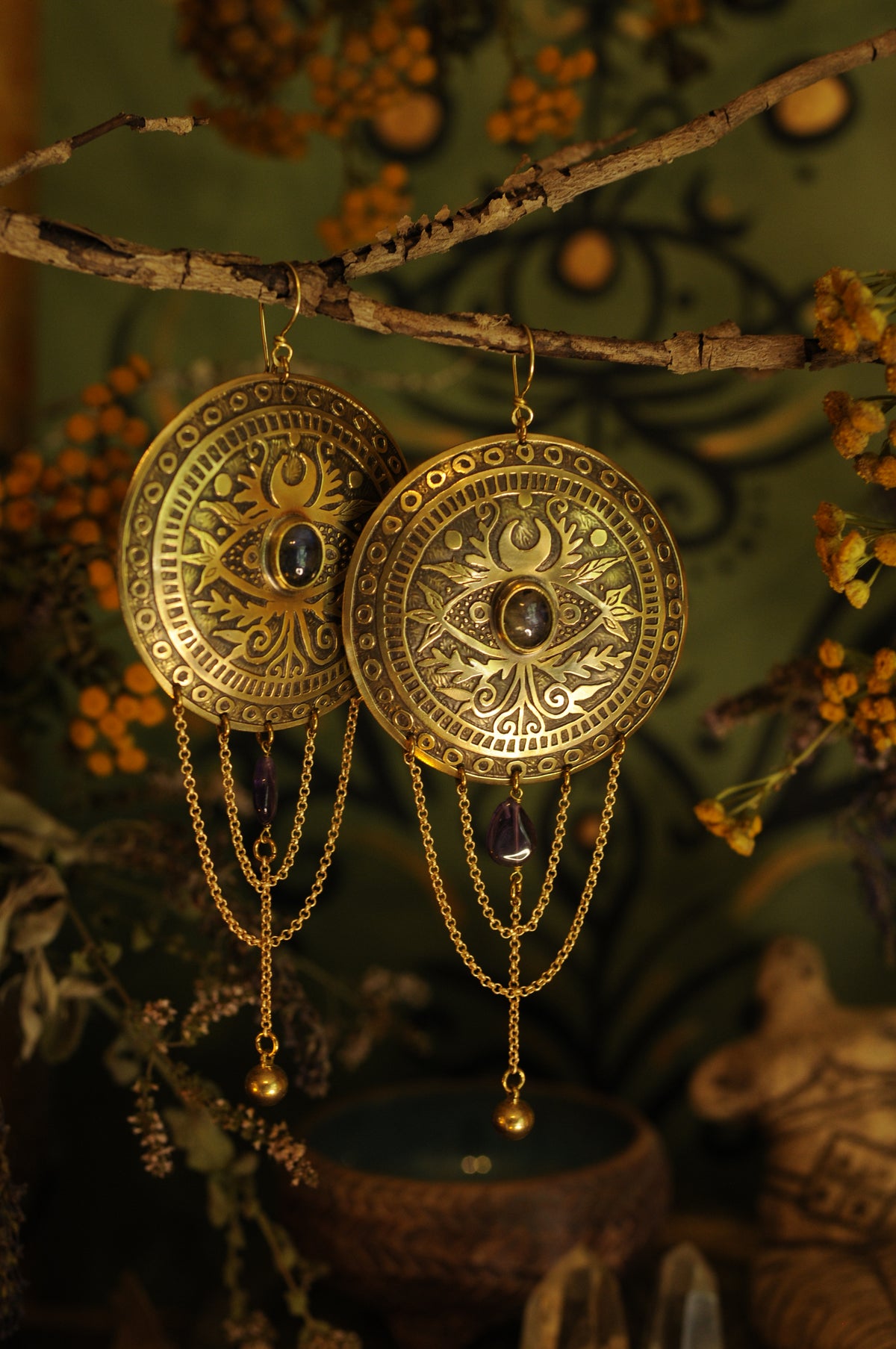 Grandes paires de boucles d'oreilles Bouclier en laiton gravé Cornaline