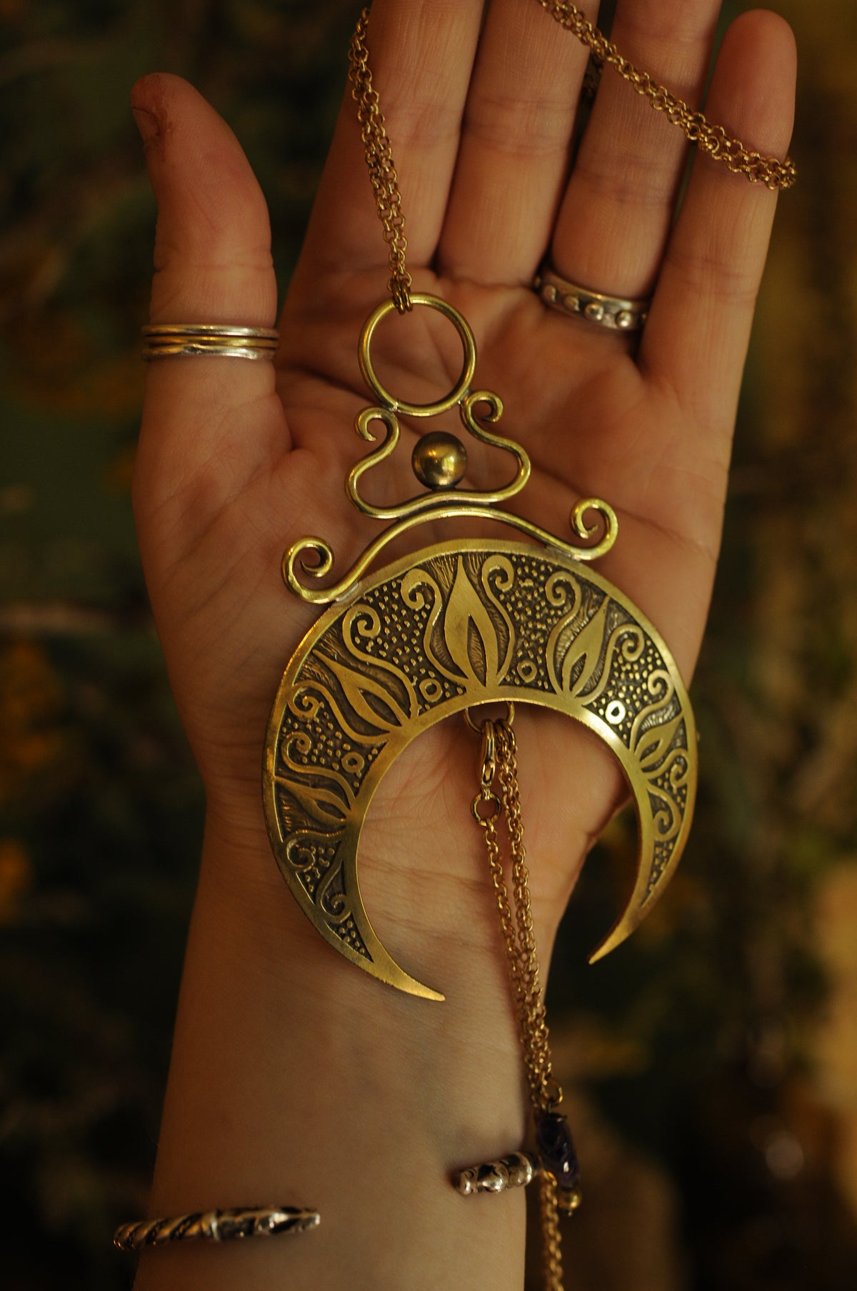 Collier Lune de corps en laiton gravé et perle d'améthyste en forme de feuille