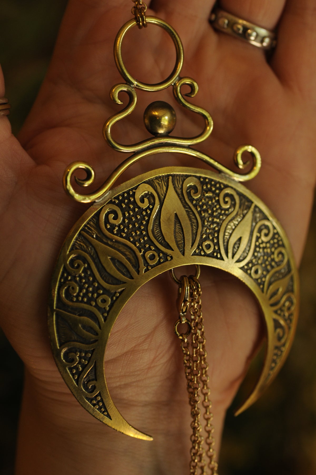 Collier Lune de corps en laiton gravé et perle d'améthyste en forme de feuille