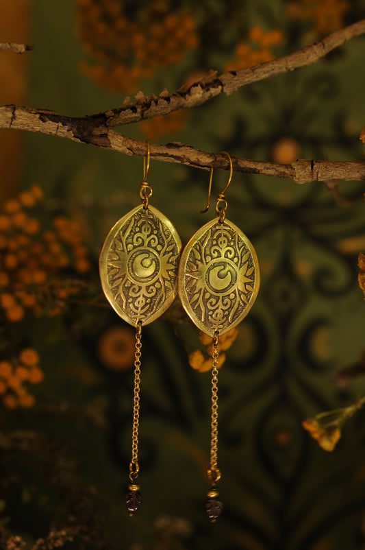 Boucles d'oreilles Oeil mystique en laiton gravé et grenat