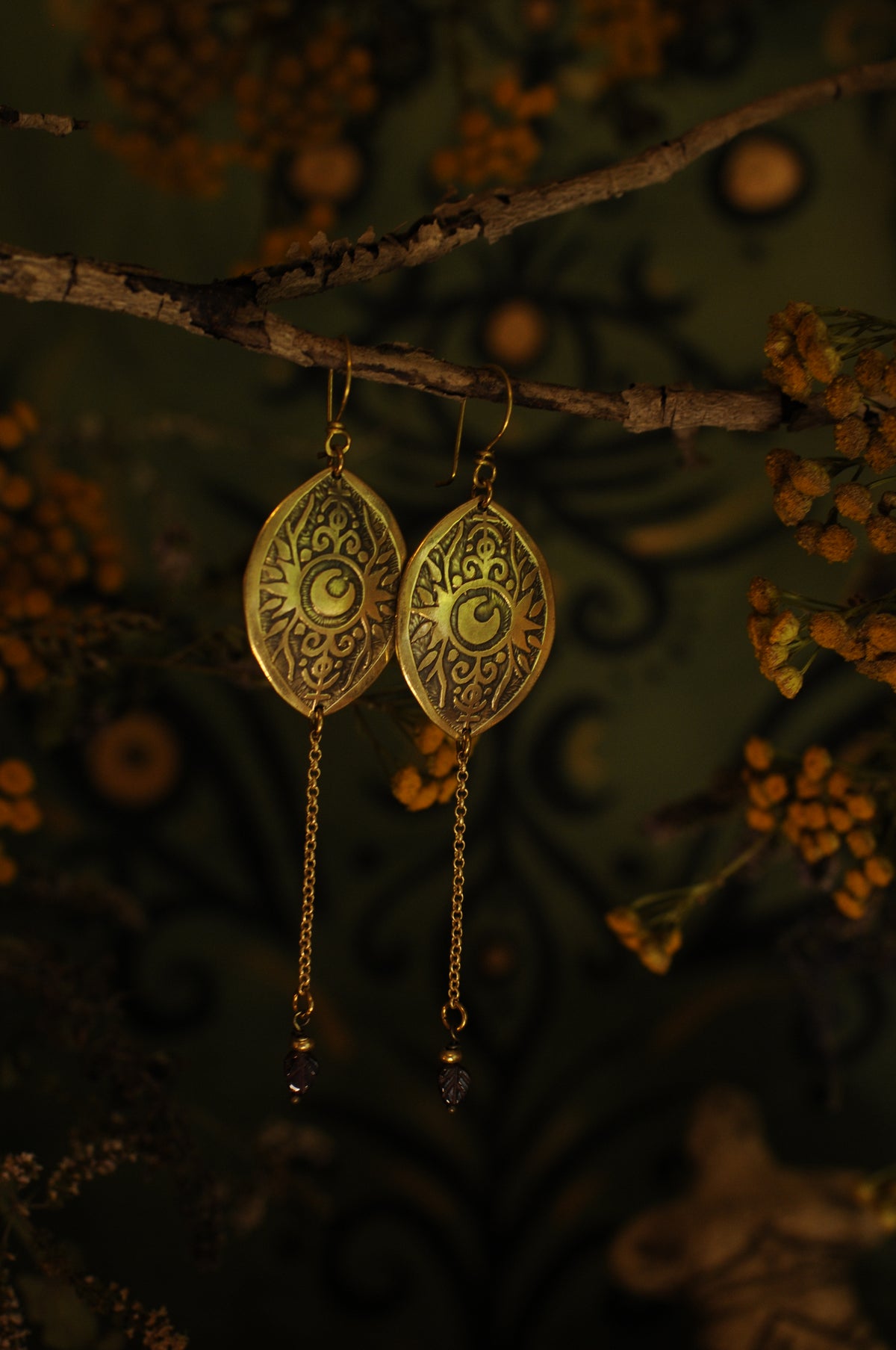 Boucles d'oreilles Oeil mystique en laiton gravé et grenat