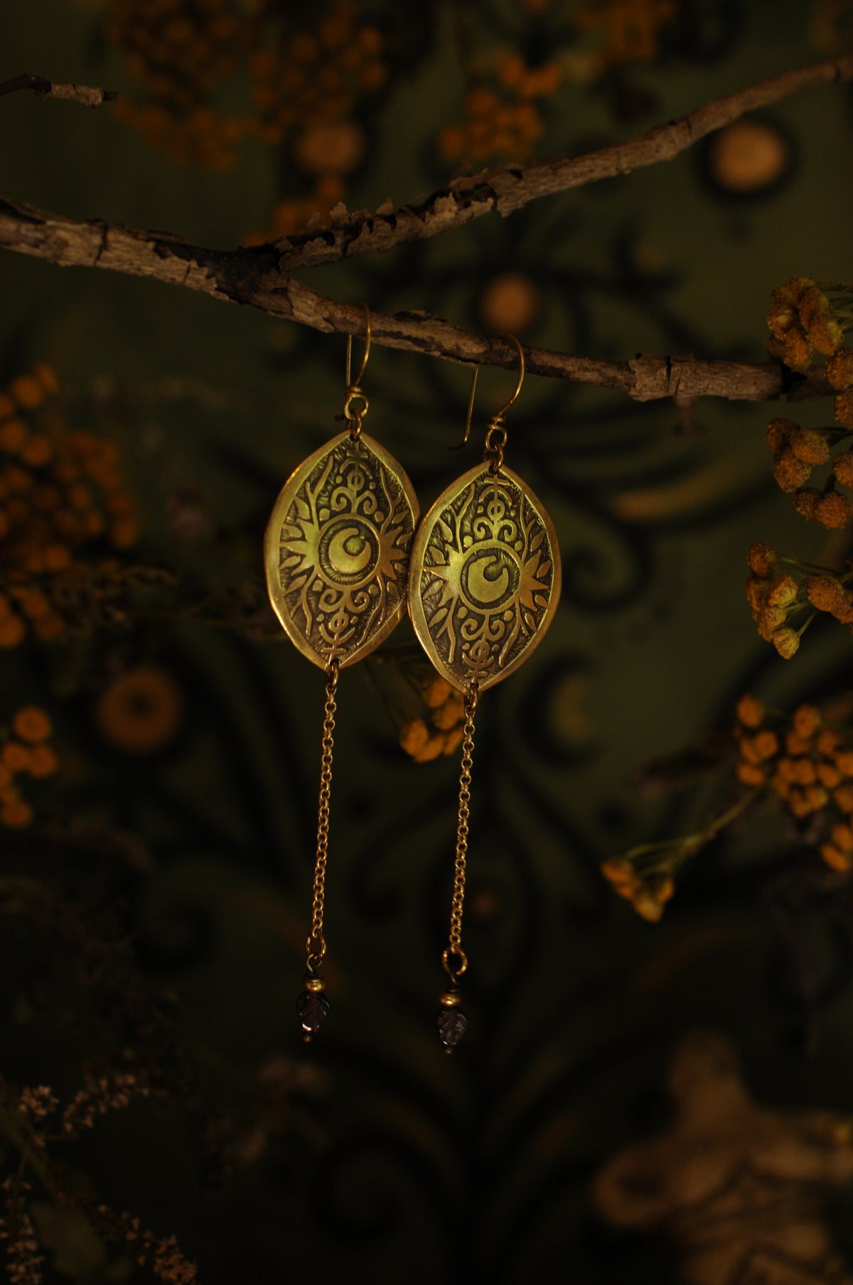Boucles d'oreilles Oeil mystique en laiton gravé et grenat