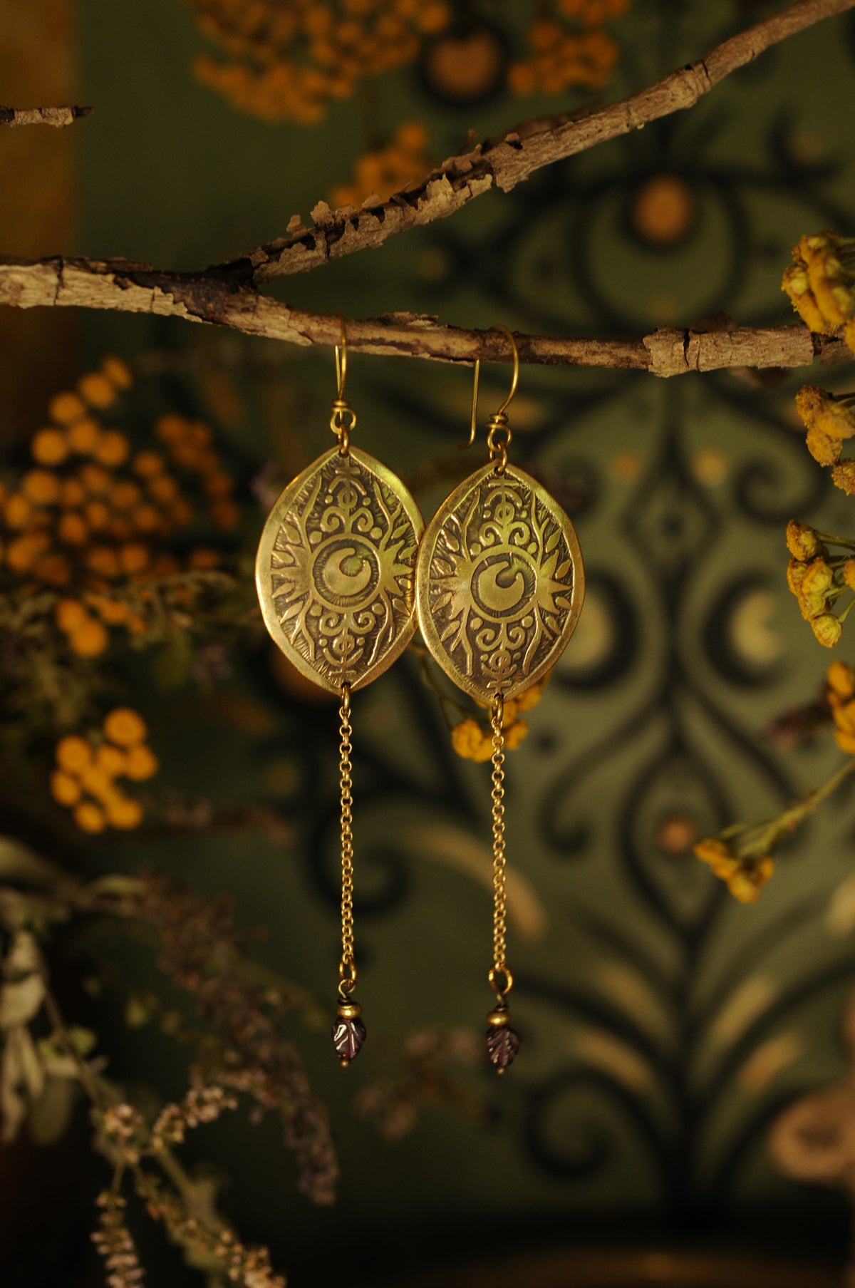 Boucles d'oreilles Oeil mystique en laiton gravé et grenat