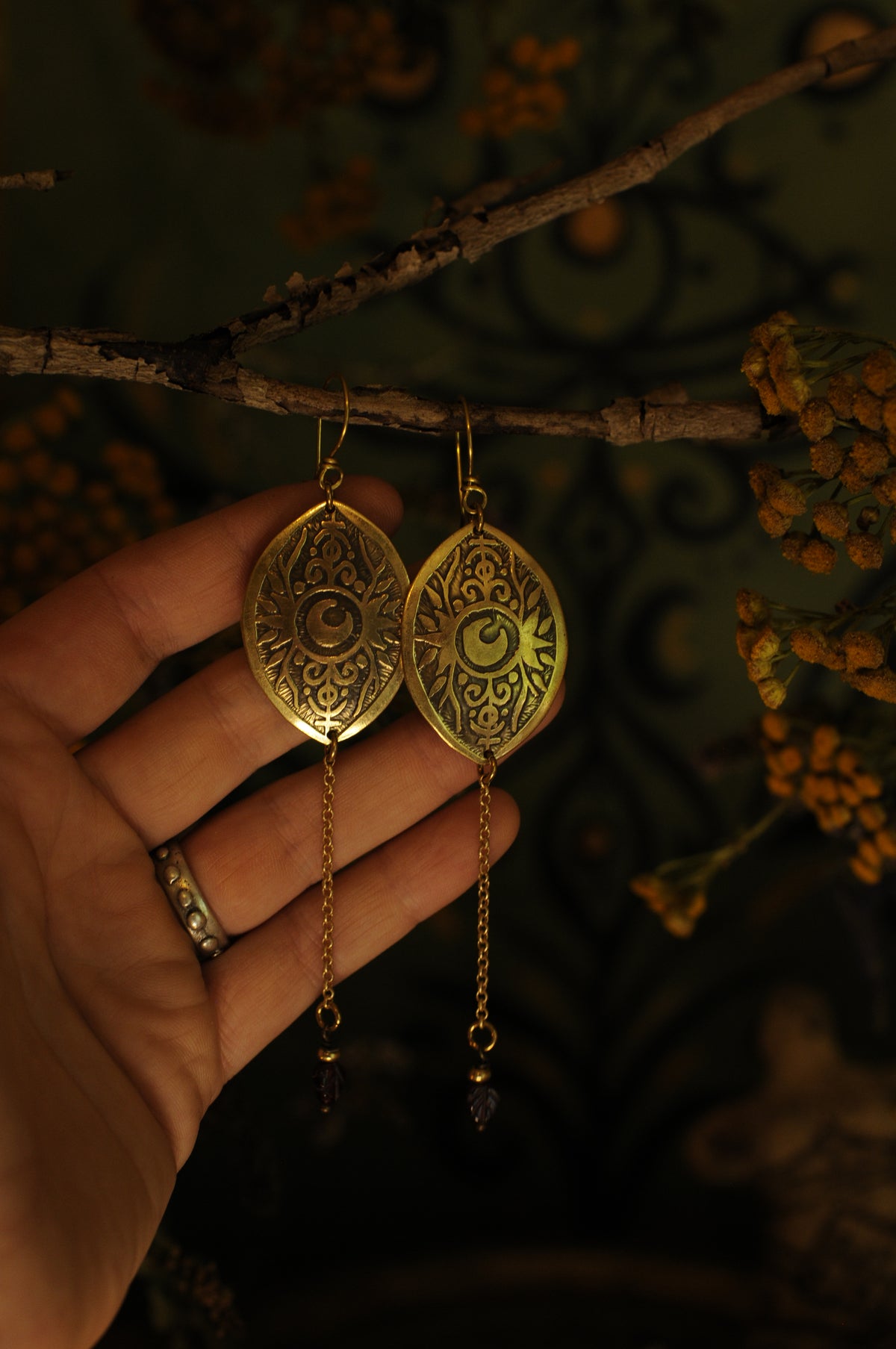 Boucles d'oreilles Oeil mystique en laiton gravé et grenat