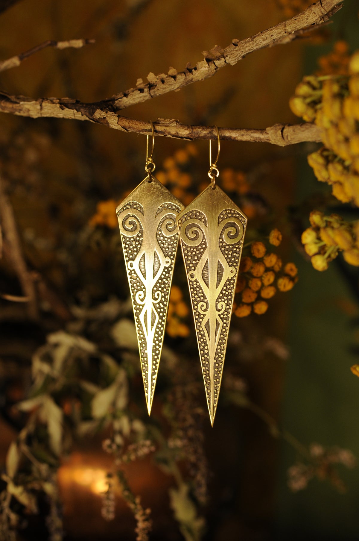 Boucles d'oreilles pointe antique en laiton gravé