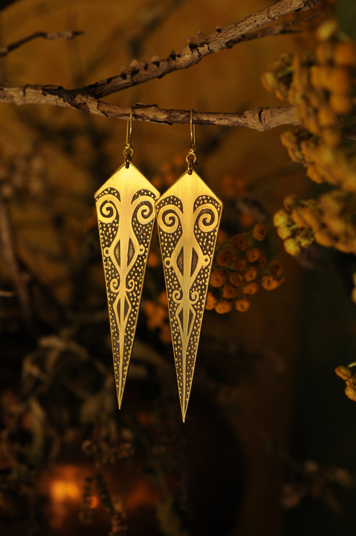 Boucles d'oreilles pointe antique en laiton gravé