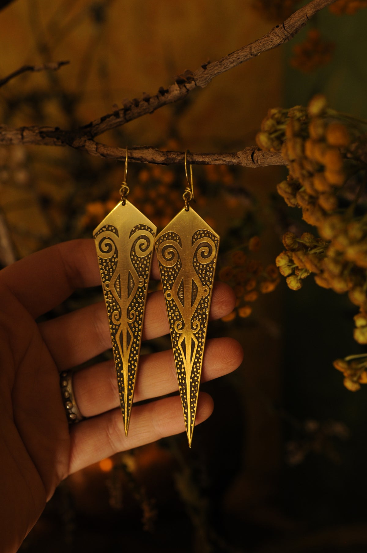 Boucles d'oreilles pointe antique en laiton gravé