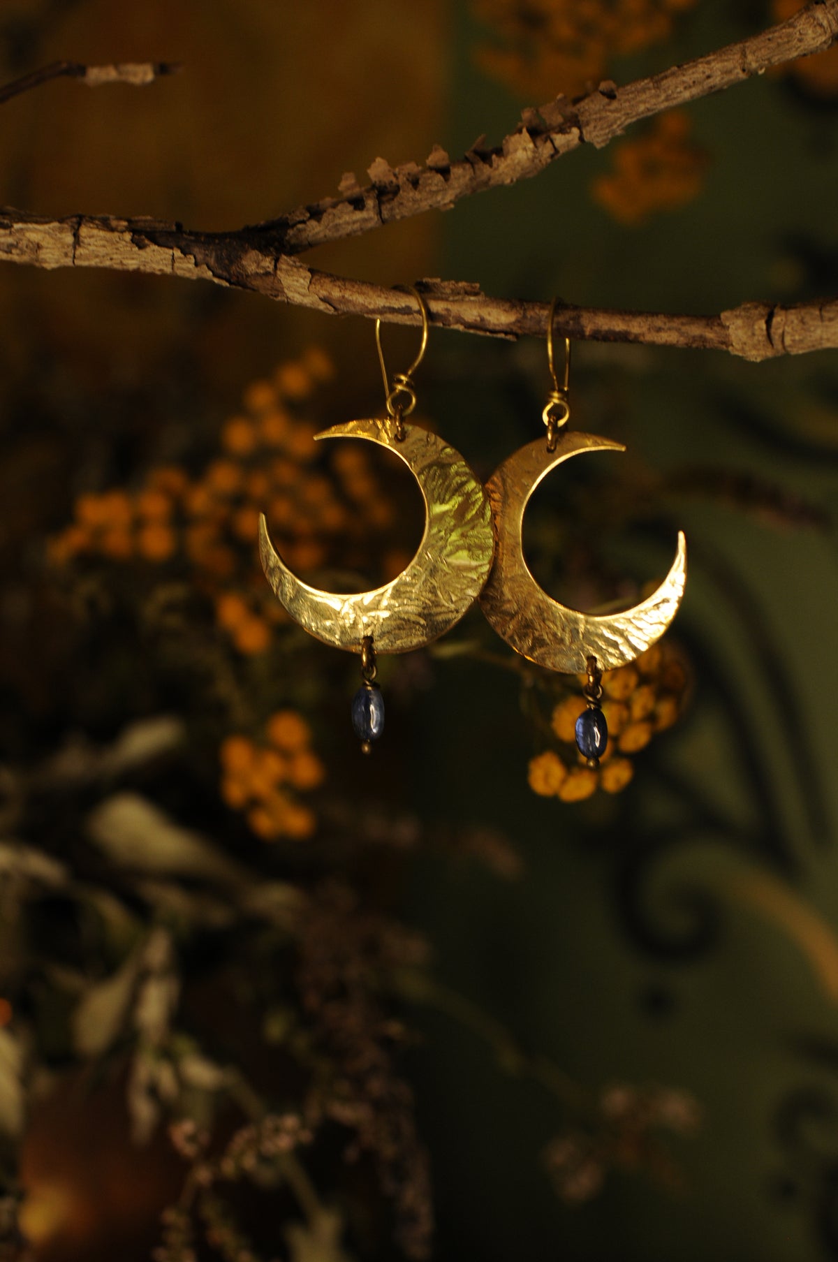 Boucles d'oreilles Lune d'été en laiton martelé et cyanite bleue