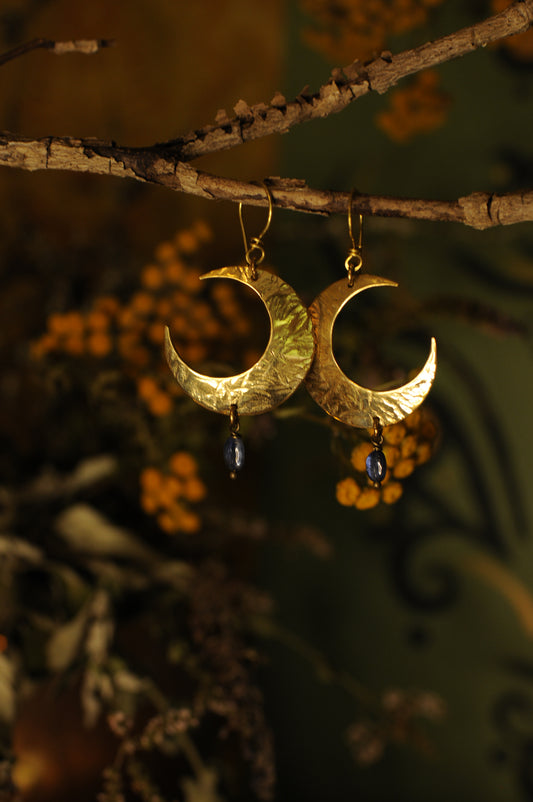 Boucles d'oreilles Lune d'été en laiton martelé et cyanite bleue
