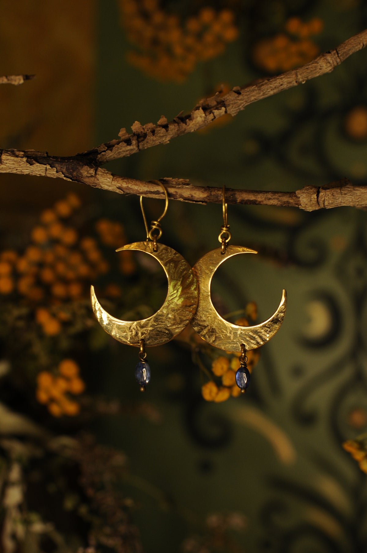 Boucles d'oreilles Lune d'été en laiton martelé et cyanite bleue