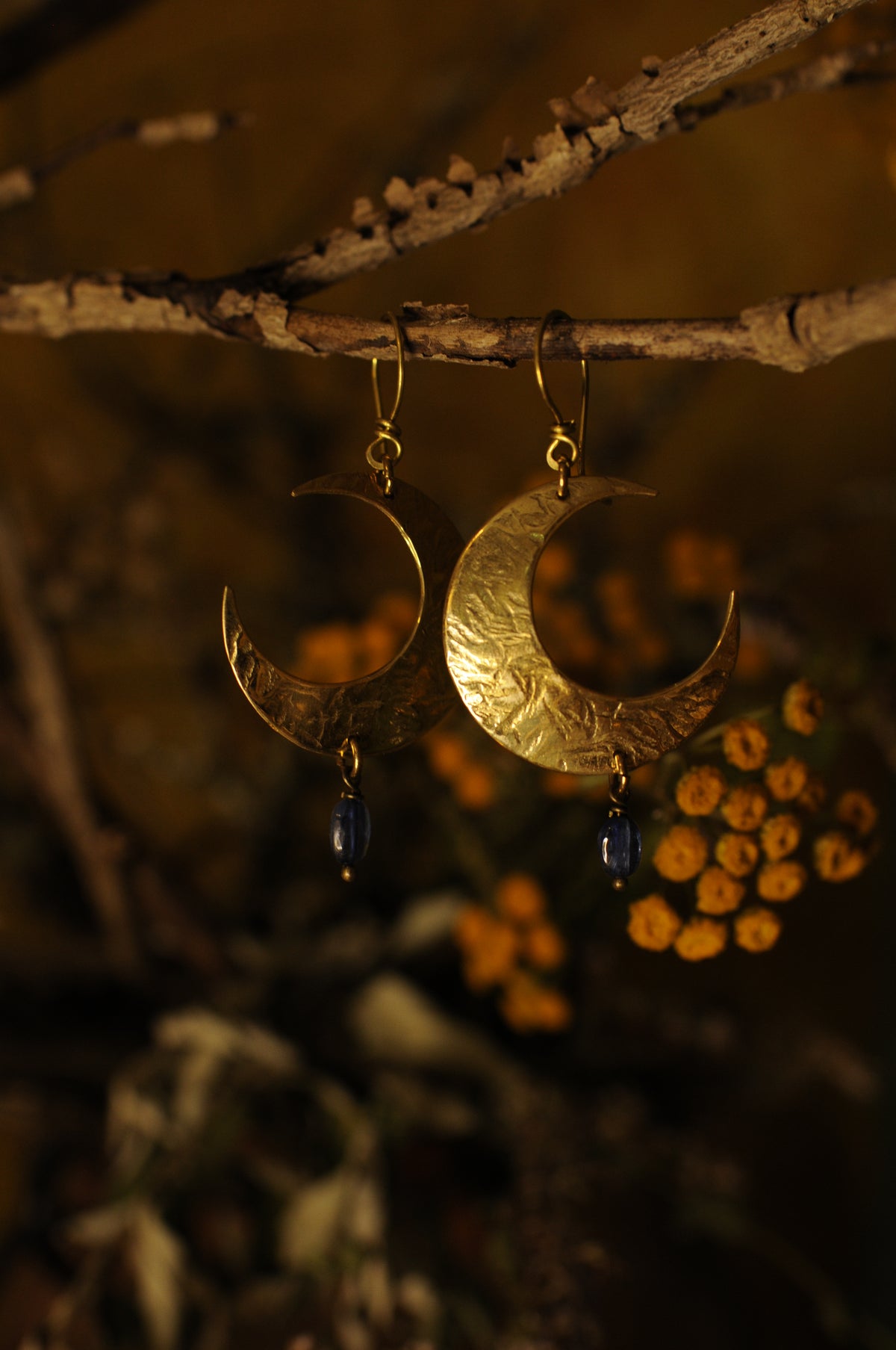 Boucles d'oreilles Lune d'été en laiton martelé et cyanite bleue